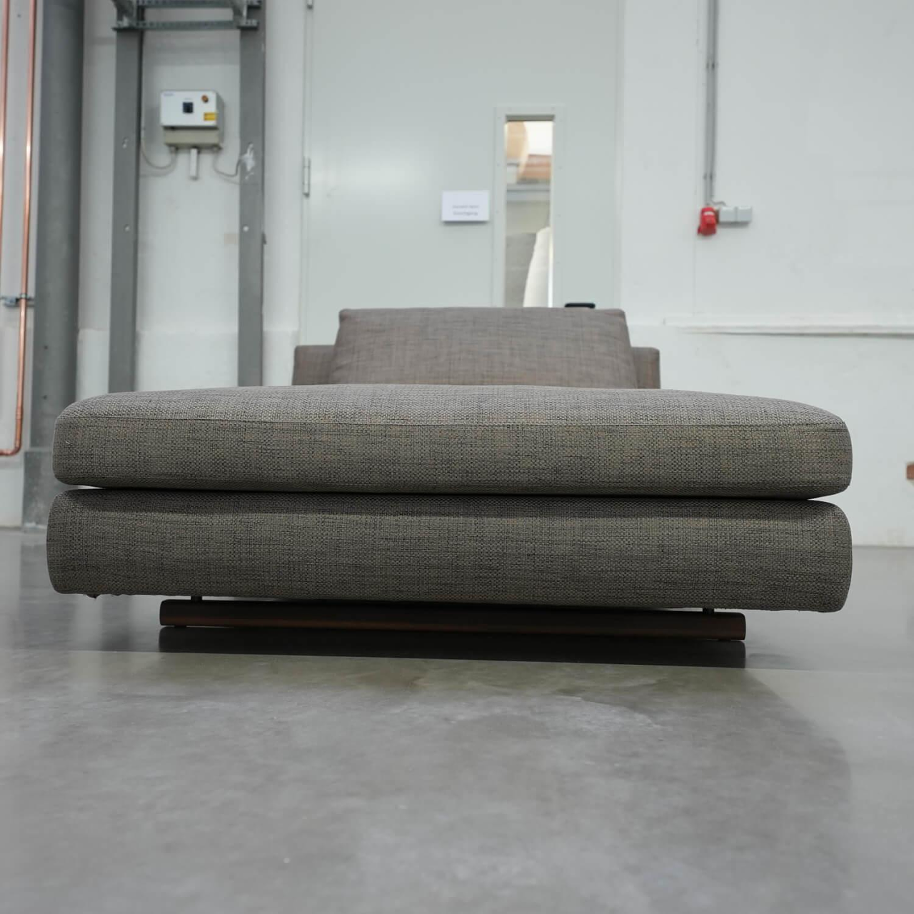 Tama Living Sofa Stoff Duala 7672 Schach Grau Kufen Nussbaum 11