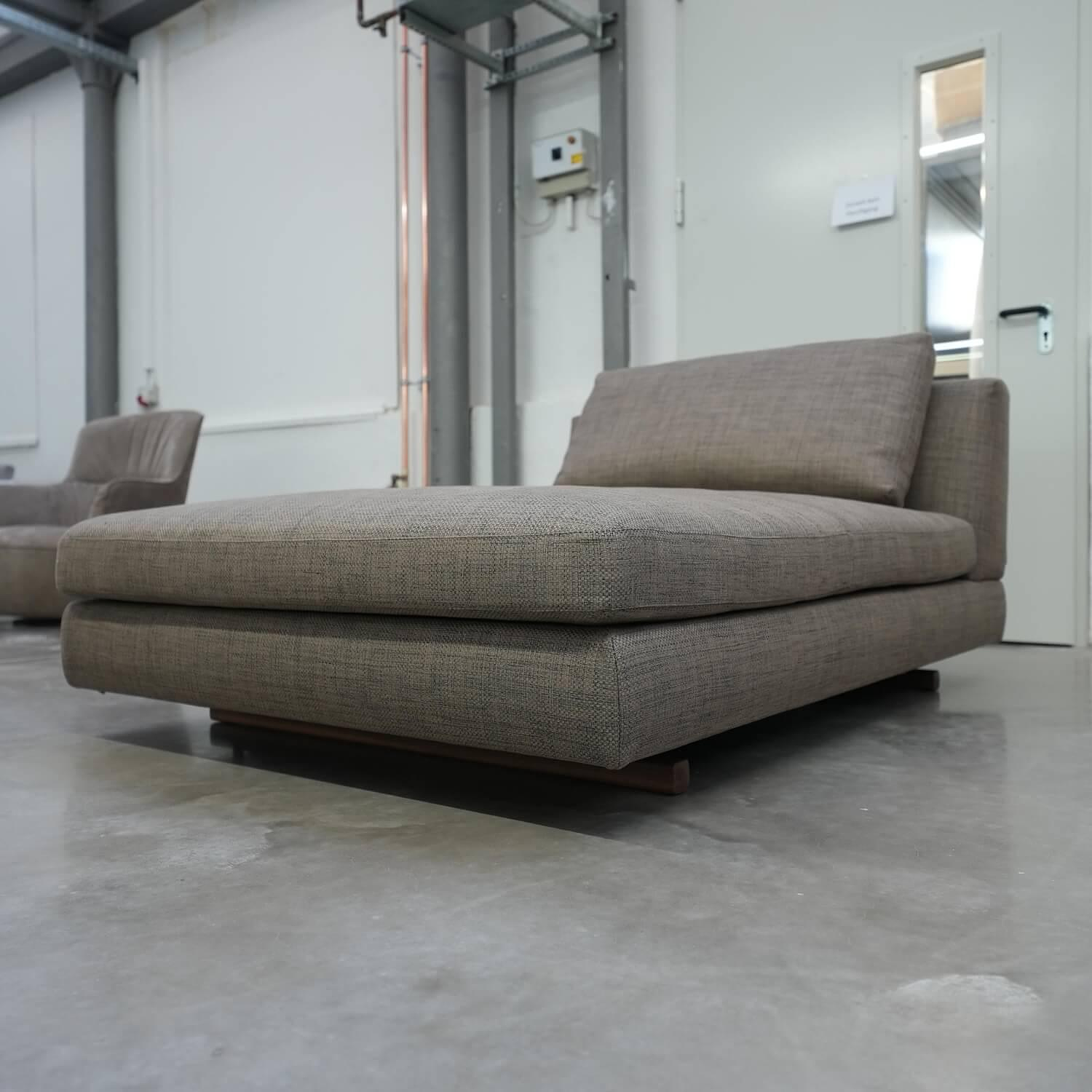 Tama Living Sofa Stoff Duala 7672 Schach Grau Kufen Nussbaum 3