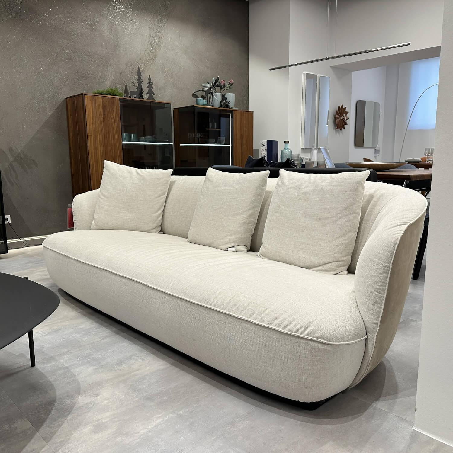 Walter Knoll Ishino Sofa Garbo Stoff Beige mit Kissen 5