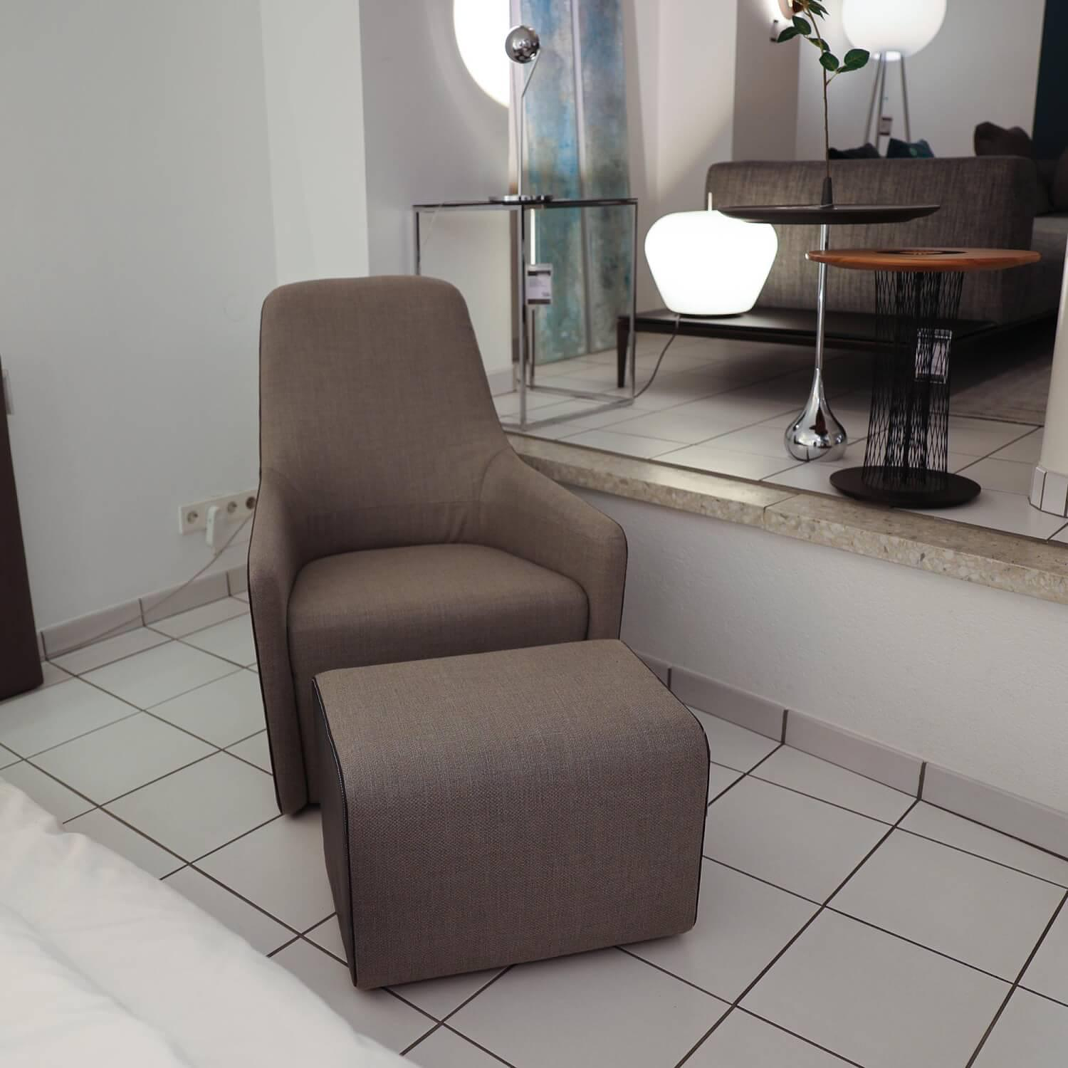 Walter Knoll Foster 520 Armlehnsessel mit Hocker, Stoff 2