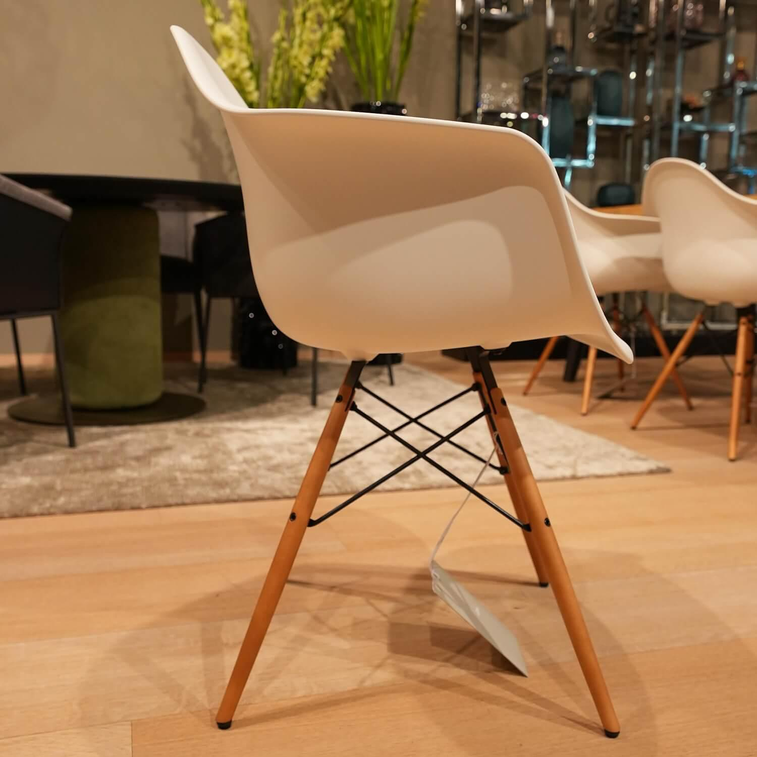 Vitra Eames Plastic Armchair DAW Polypropylen Gelblich 5