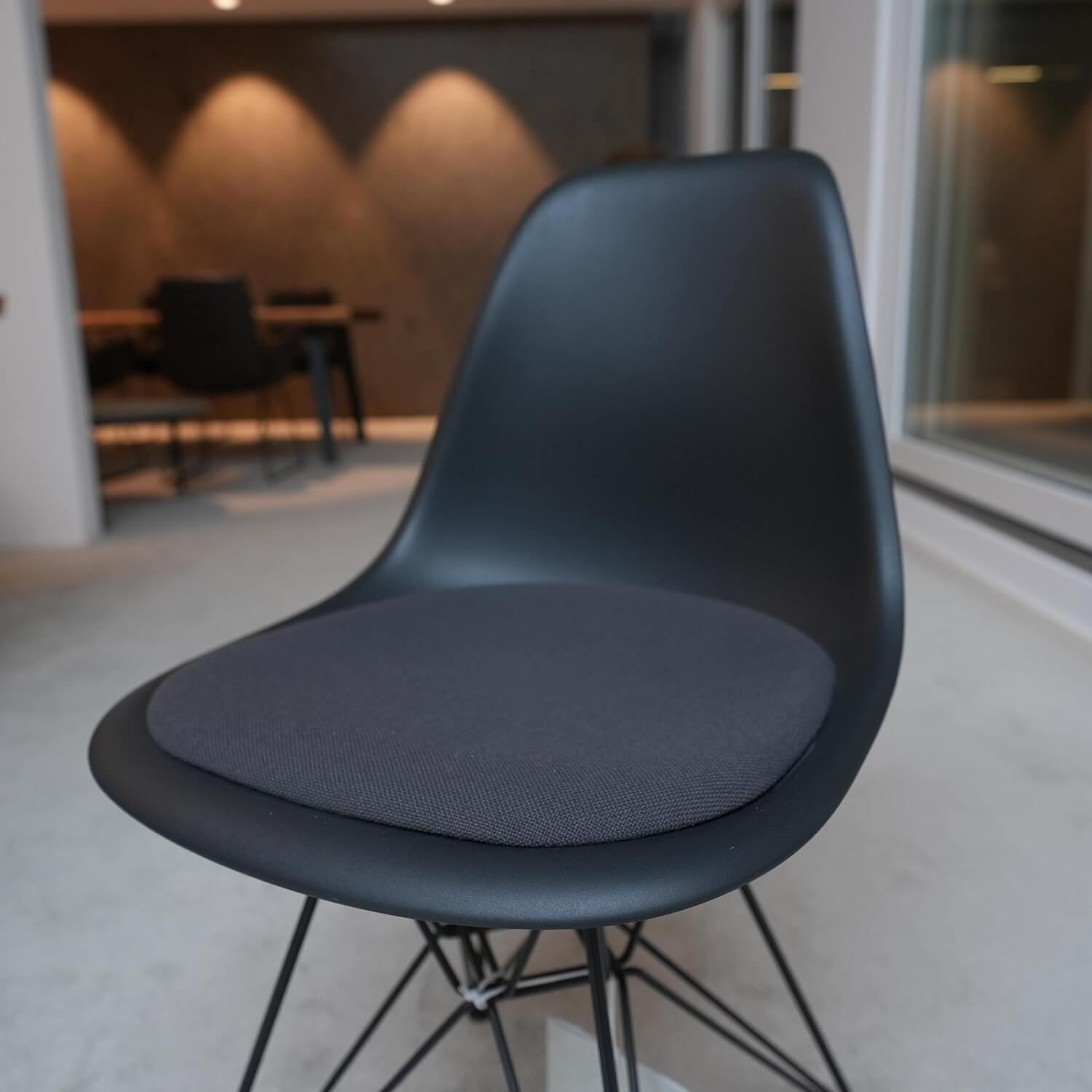 Eames Plastic Side Chair DSR Dunkelgrau 7