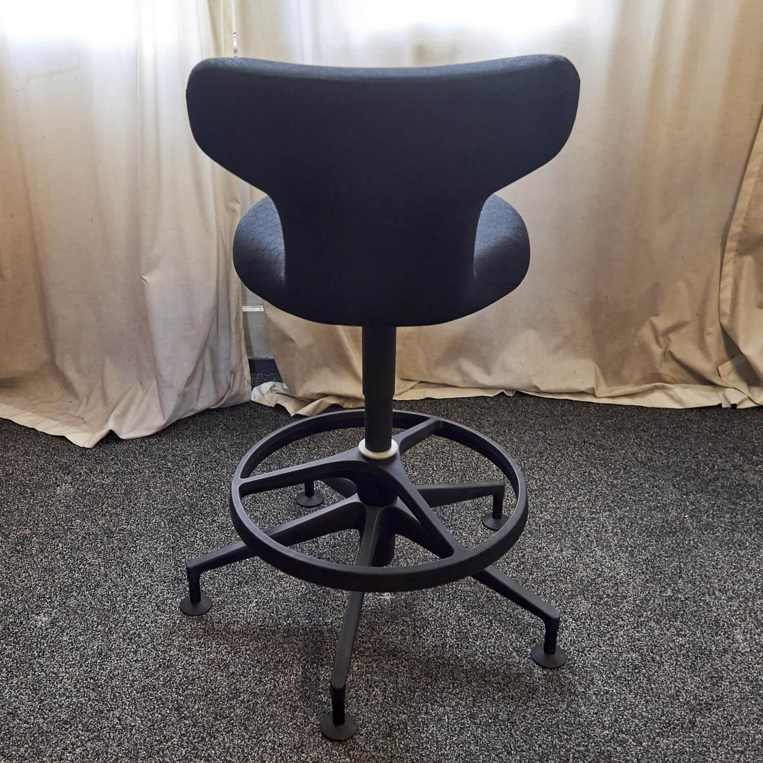 Vitra Pivot Barhocker Stoff Schwarz Aluminium poliert 3