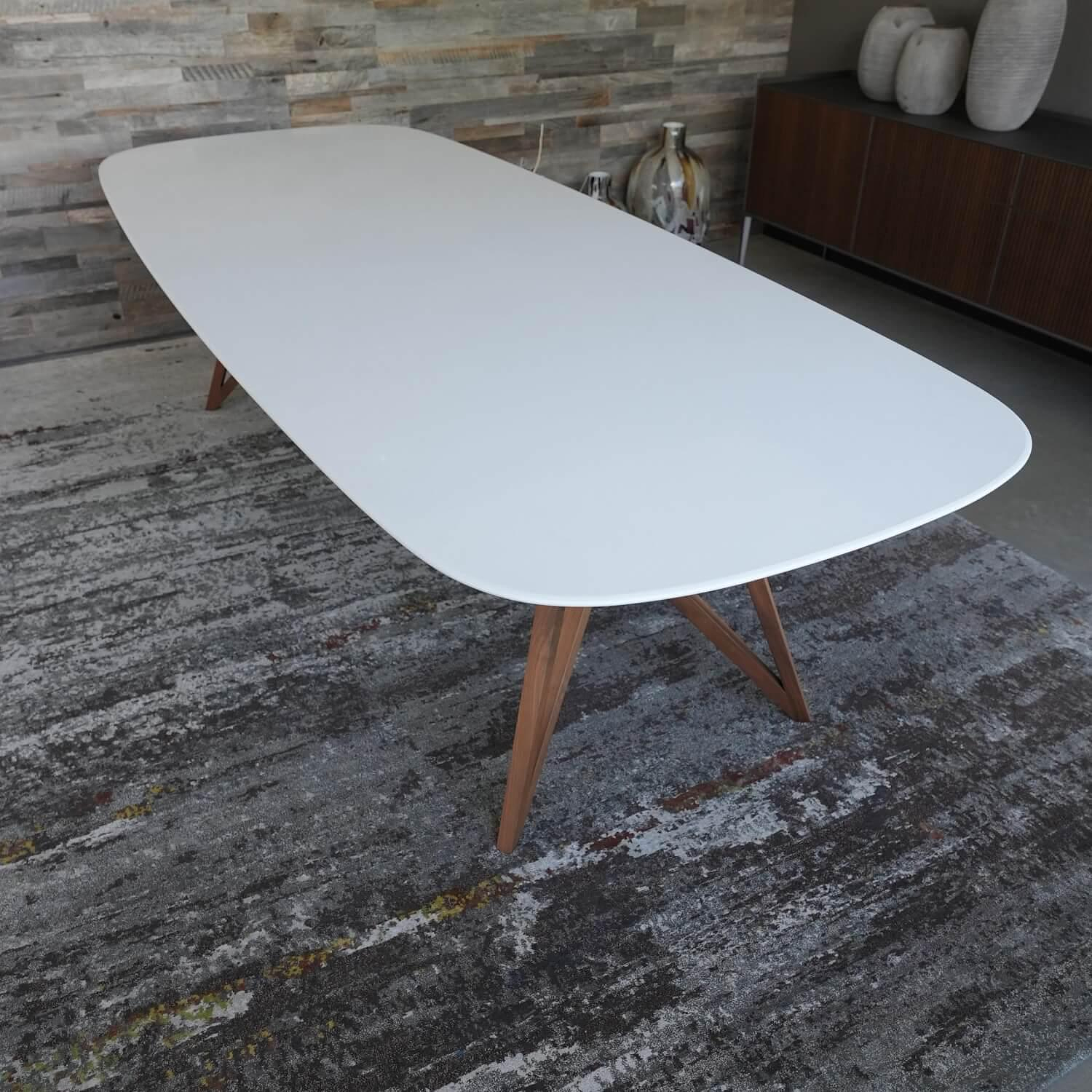 Tisch Seito Quarzstein Weiß Gestell Holz Nussbaum 4