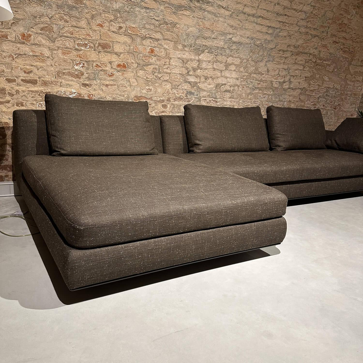 Tama Living Ecksofa Stoff B&B Spora Braun Kufen Eiche 1
