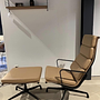 Vitra Relaxsessel Soft Pad EA222 Leder Hellbraun mit Hocker 3
