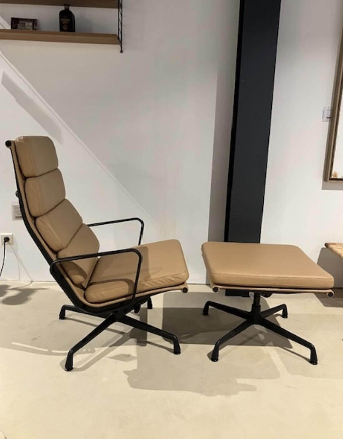 Vitra Relaxsessel Soft Pad EA222 Leder Hellbraun mit Hocker 4