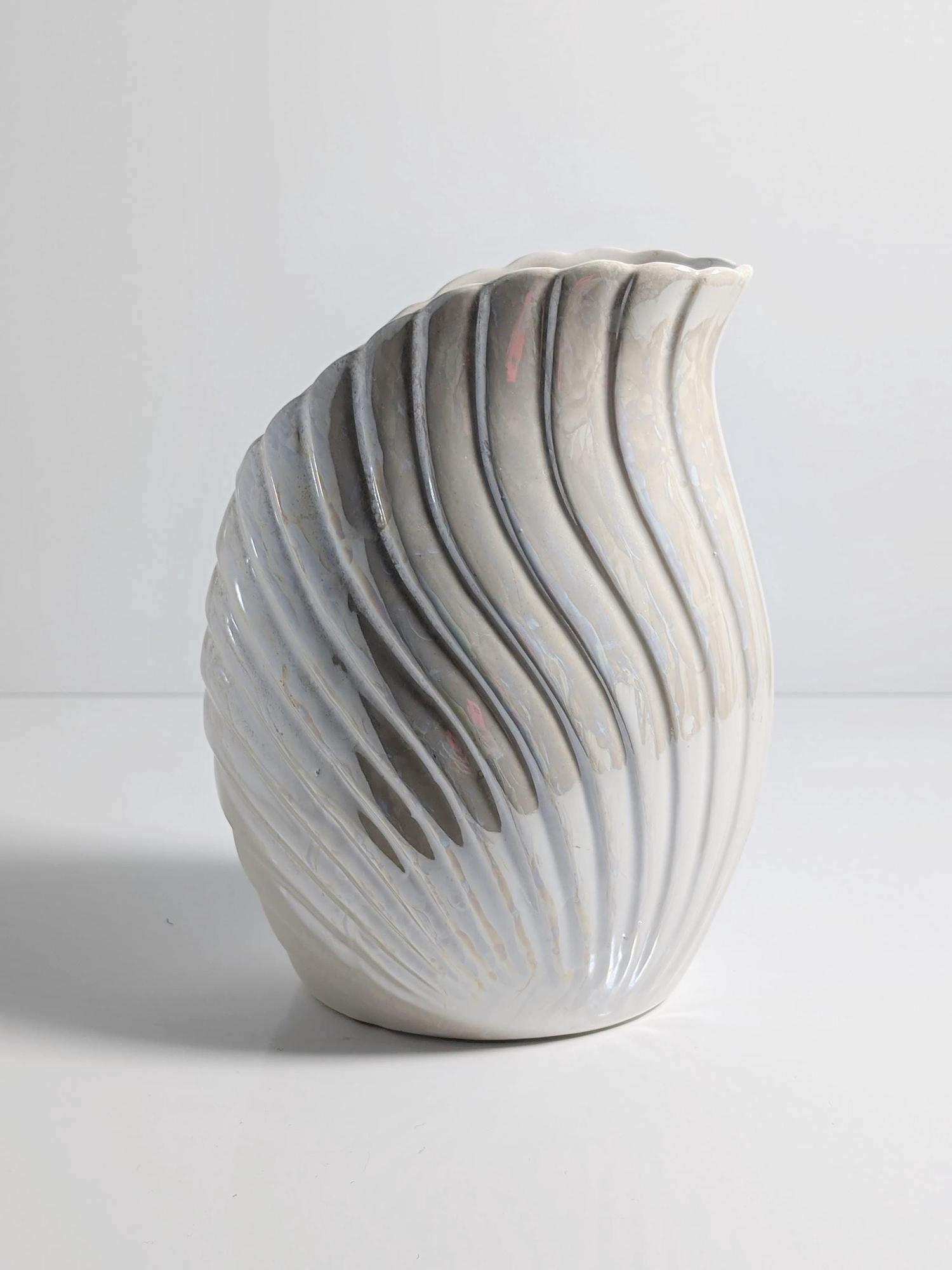 Vintage Keramikvase in Muschelform mit Perlglanz 3