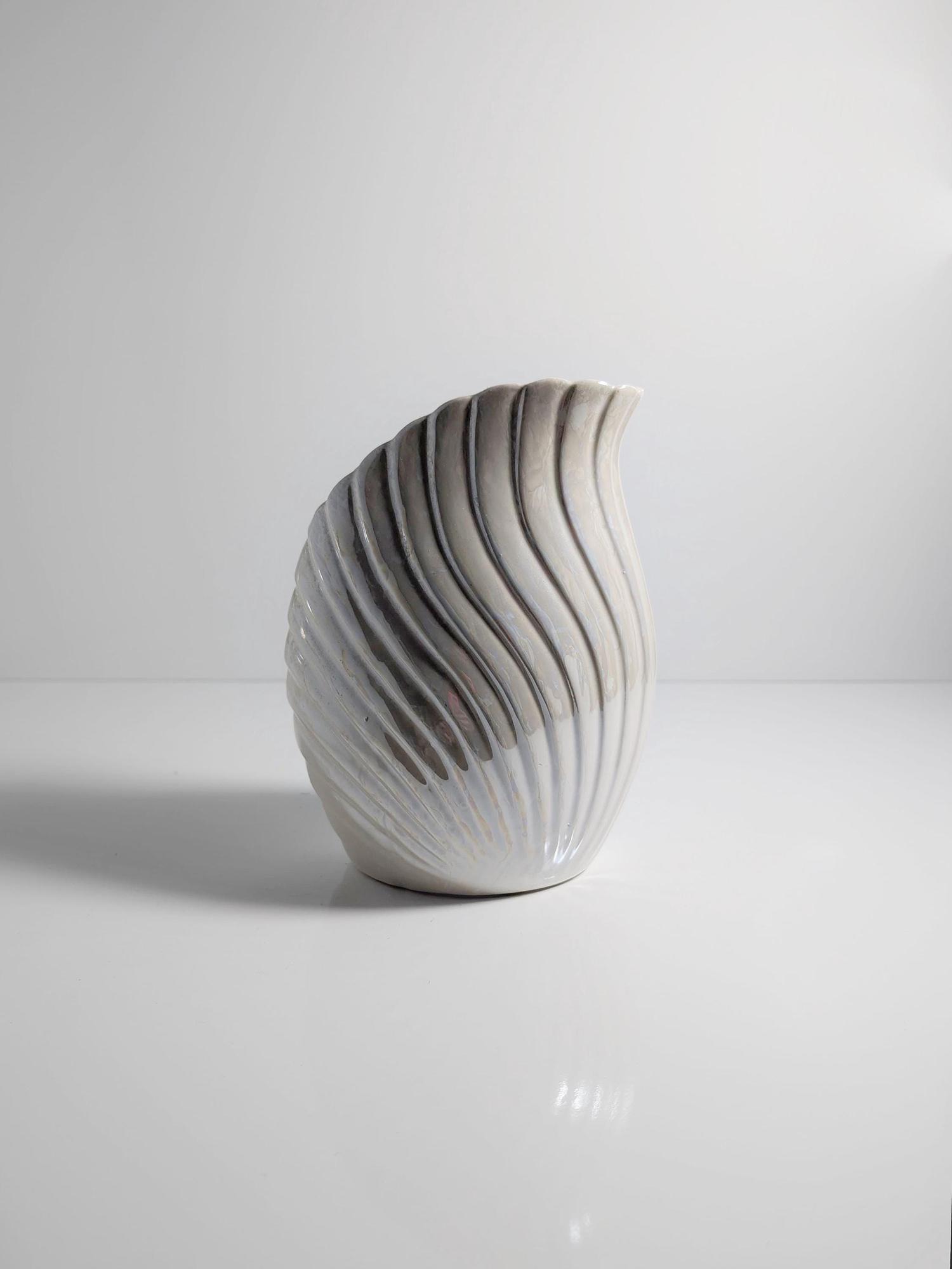 Vintage Keramikvase in Muschelform mit Perlglanz 1