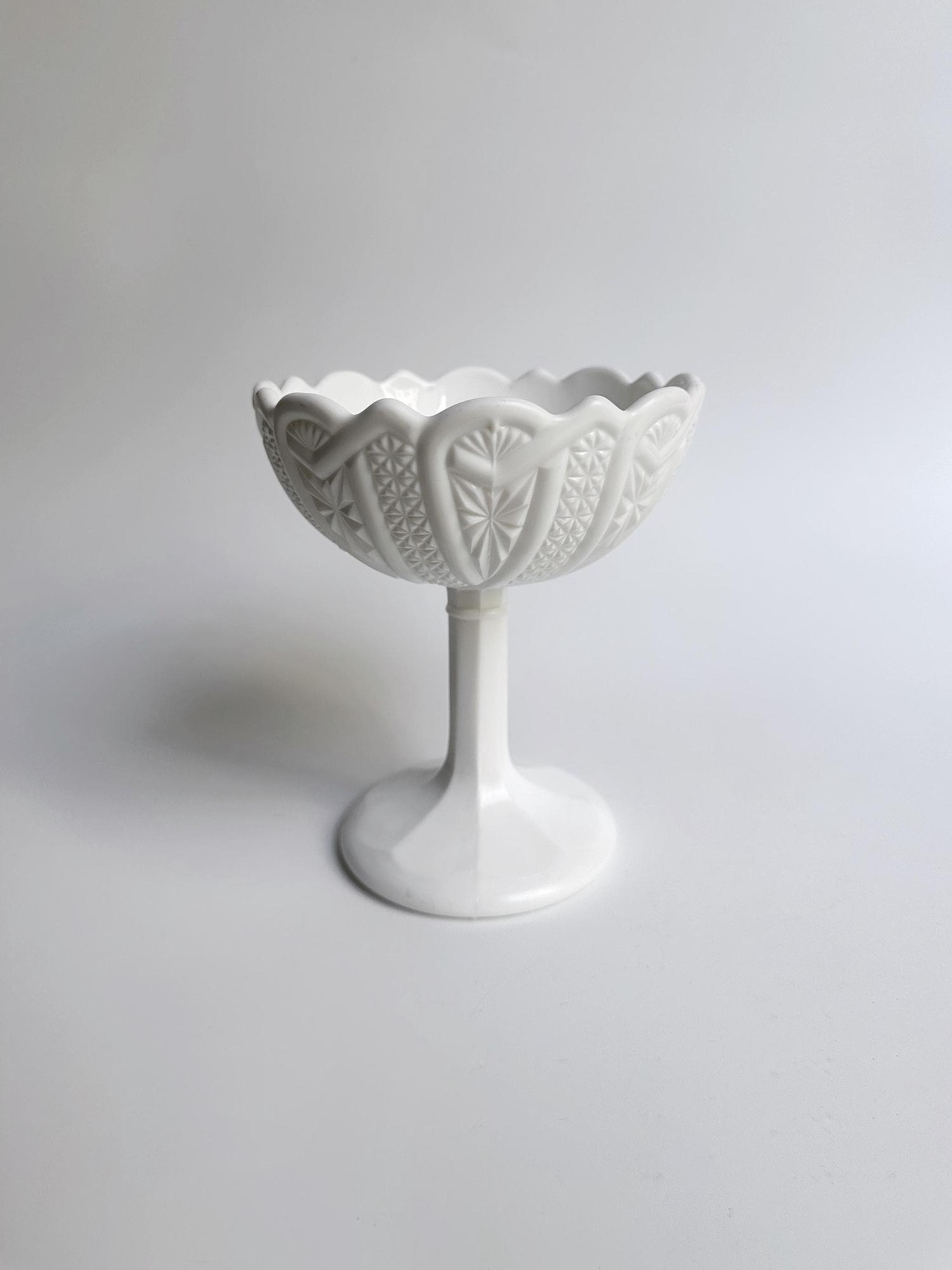 Jugendstil Fußschale aus weißem Opalglas mit Reliefdekor 0