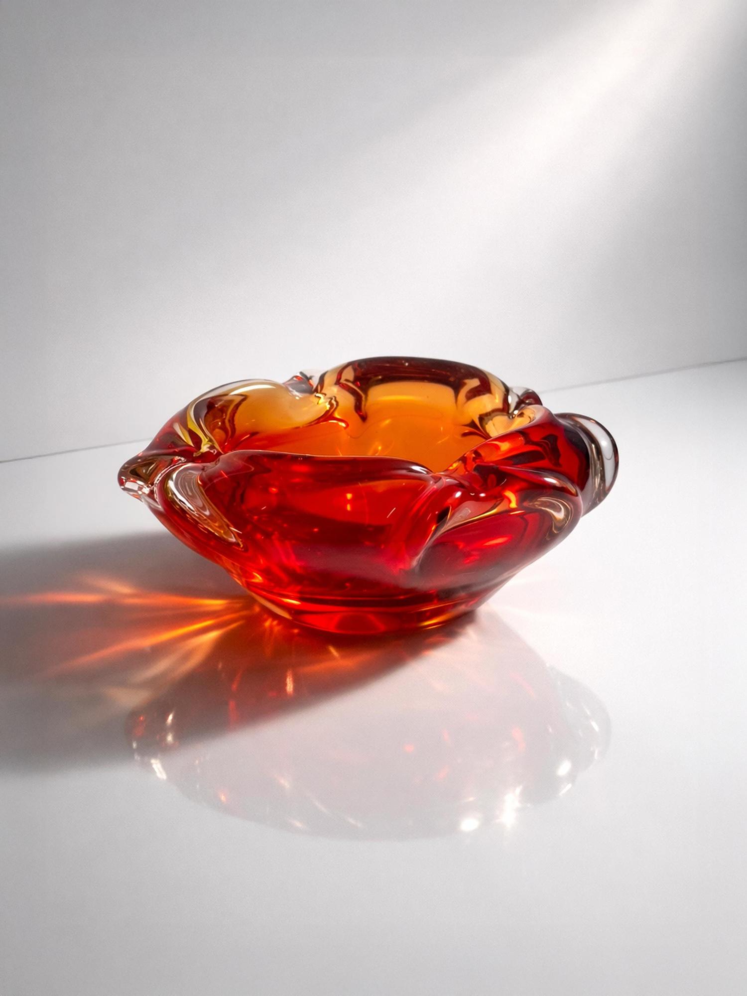 Böhmischer Art Glass Aschenbecher in Rot & Orange 0