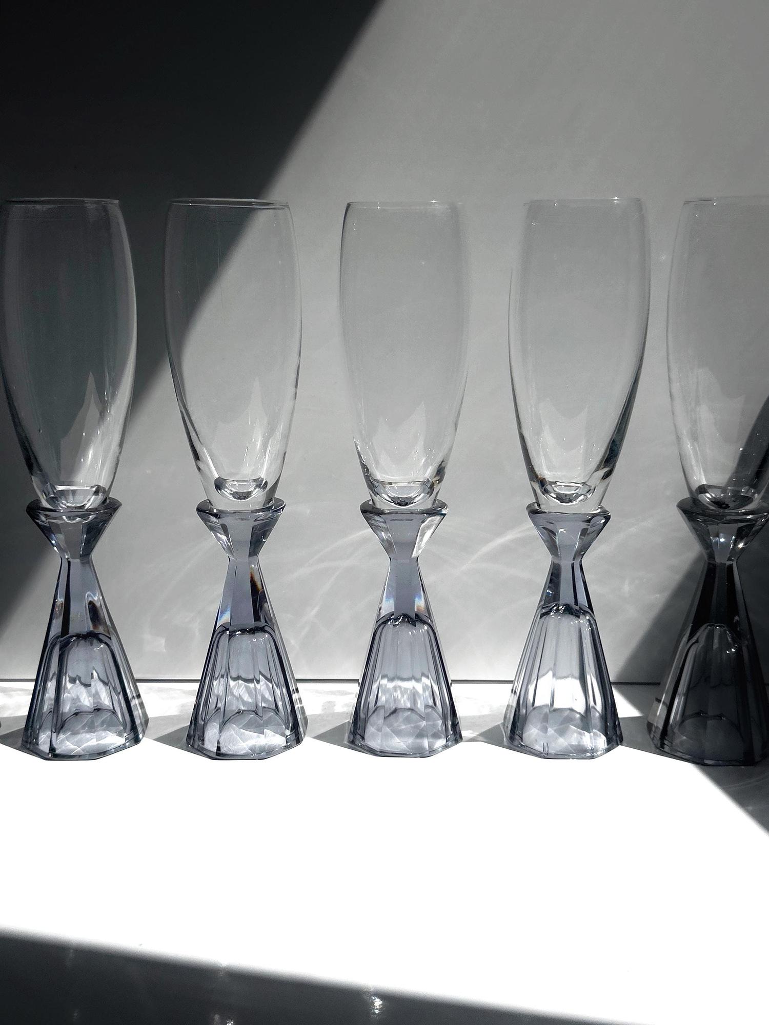 10 Vintage Kristall-Sektgläser mit violettem Stiel 1