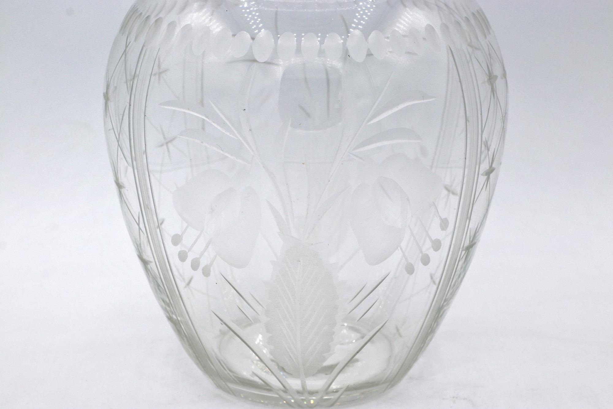 Art Deco Glasvase mit Schliffdekor und floralen Details 2
