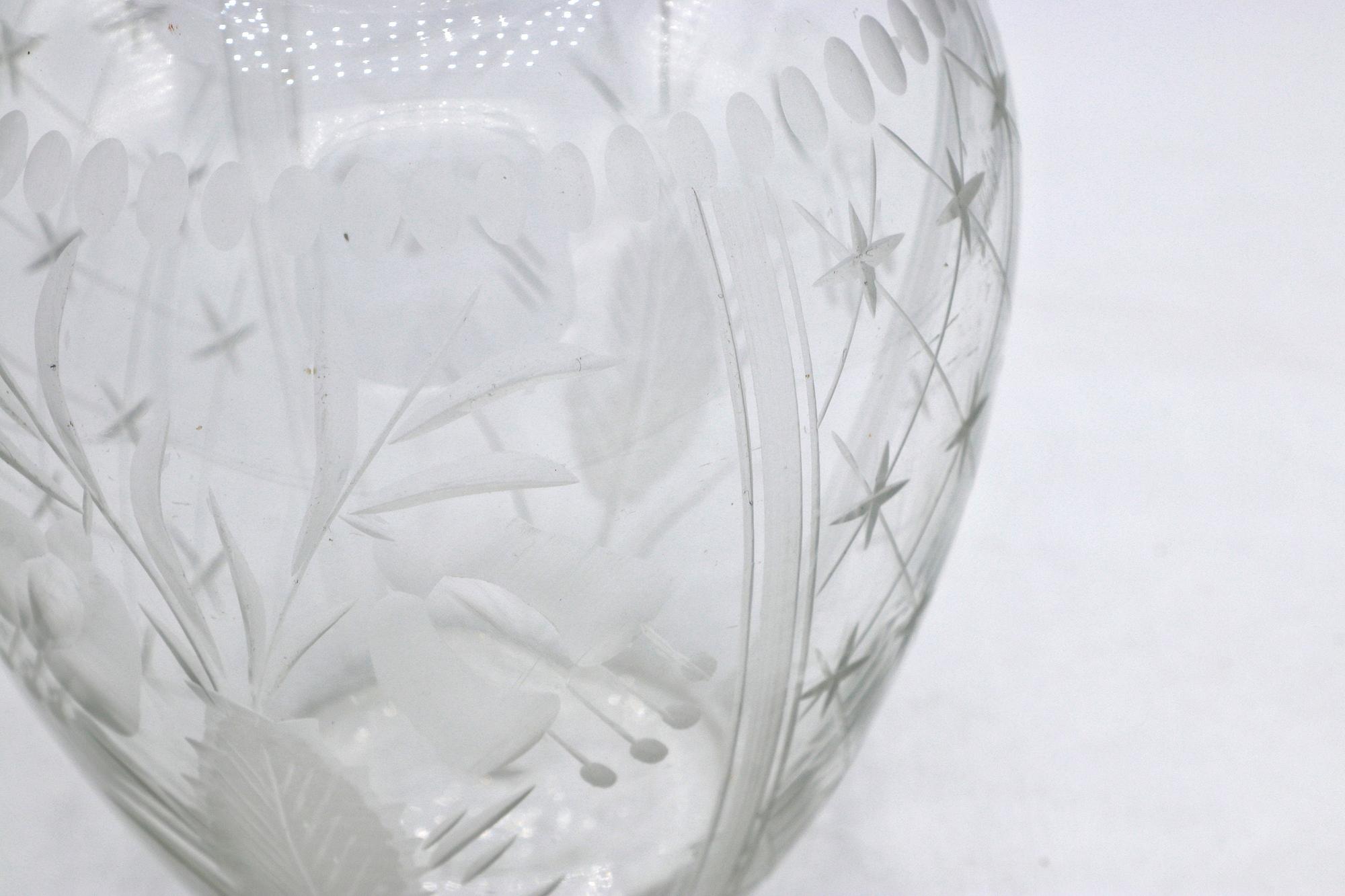 Art Deco Glasvase mit Schliffdekor und floralen Details 1