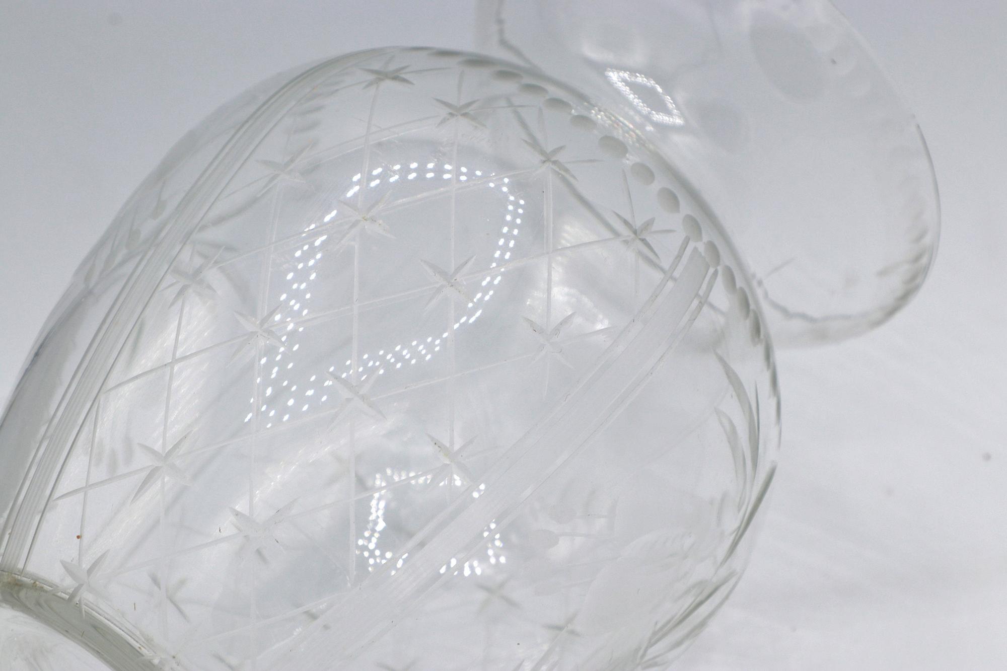 Art Deco Glasvase mit Schliffdekor und floralen Details 3