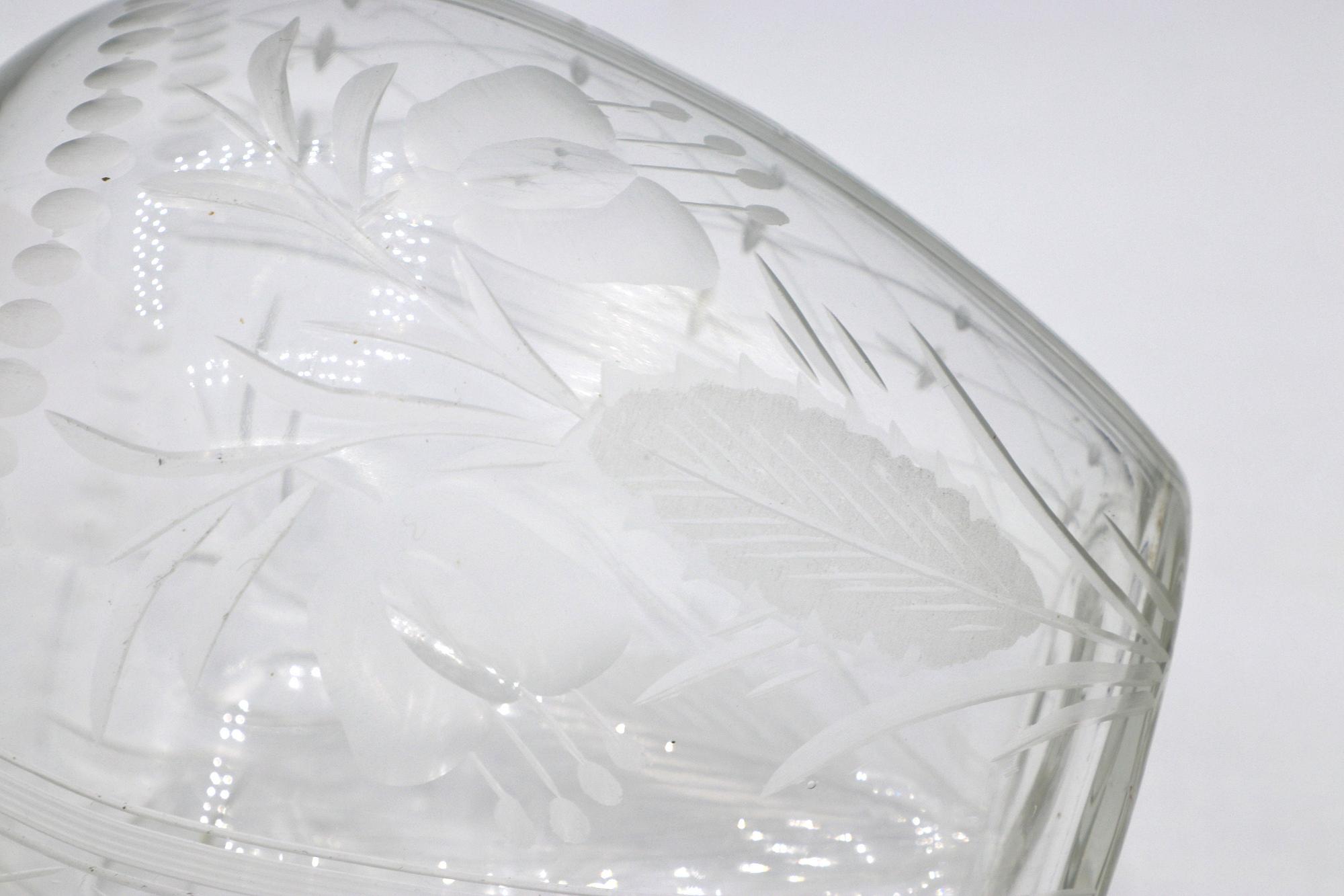 Art Deco Glasvase mit Schliffdekor und floralen Details 4