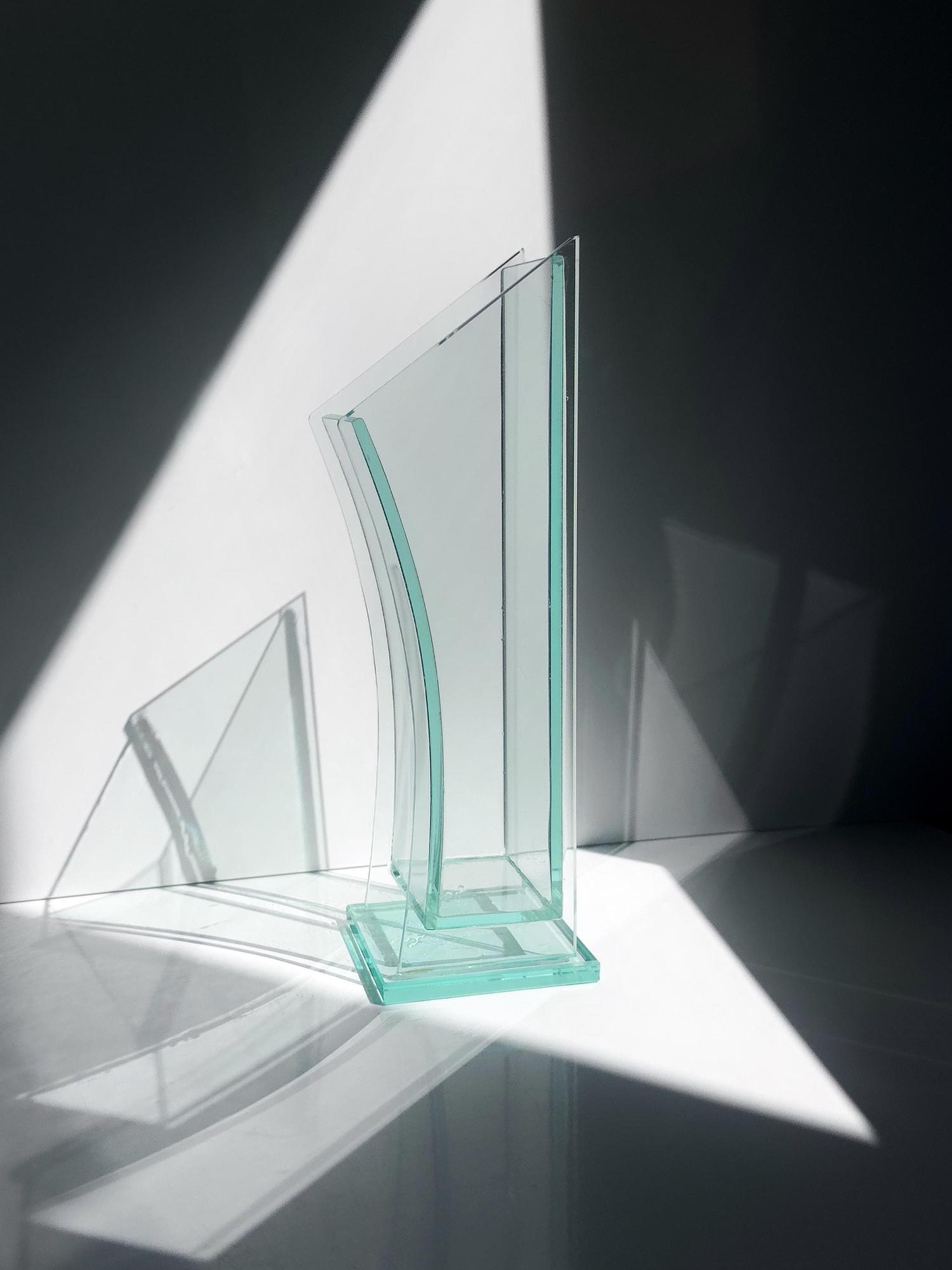Postmoderne Glasvase aus gebogenem Klarglas 2
