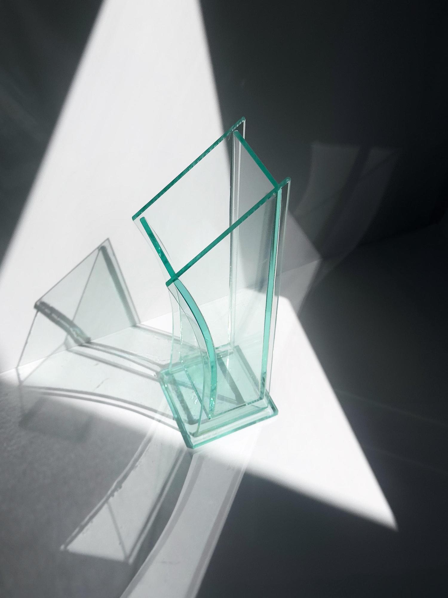 Postmoderne Glasvase aus gebogenem Klarglas 3
