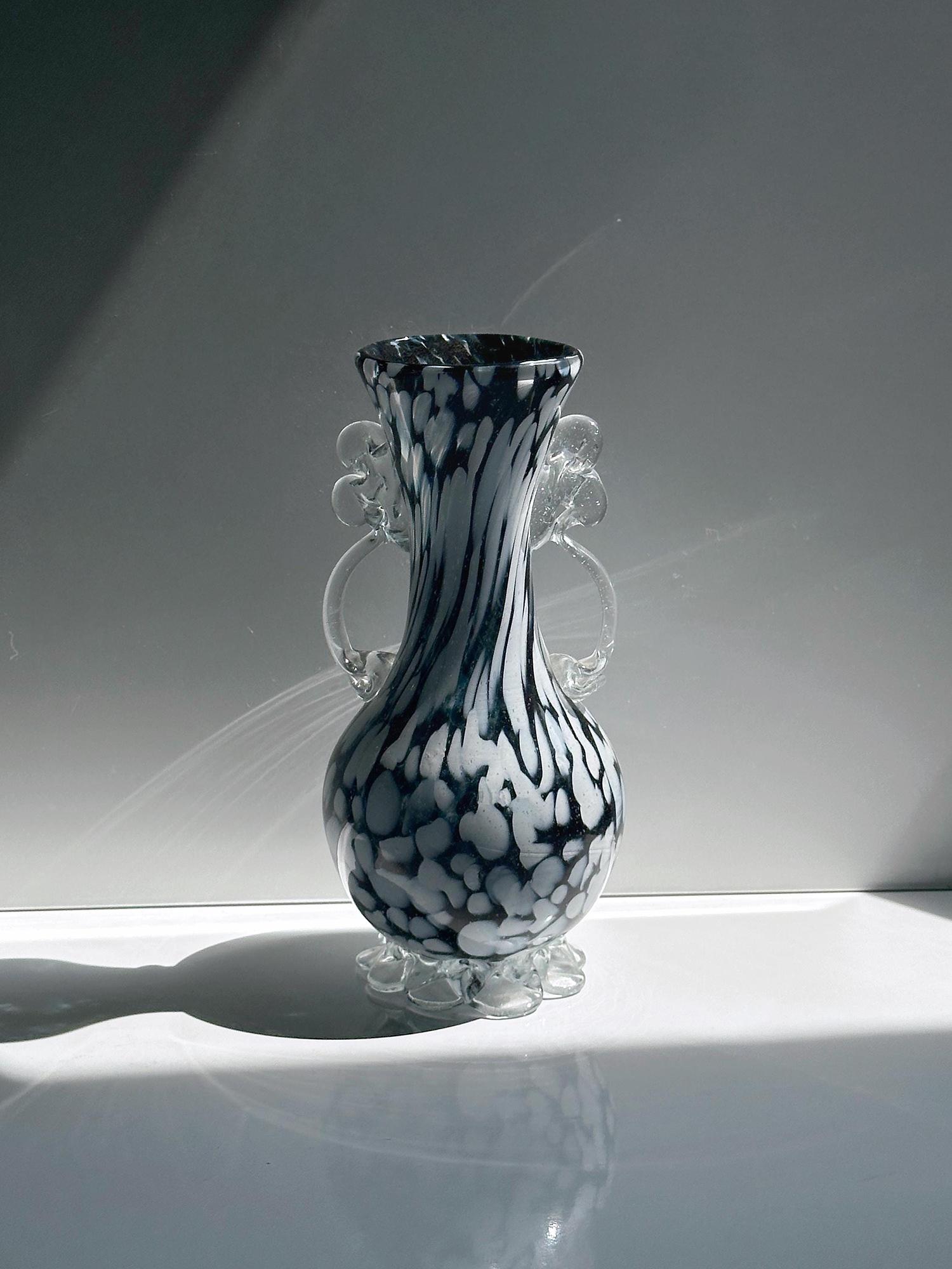 Vintage Opaline Florence Glasvase in Schwarz-Weiß 1
