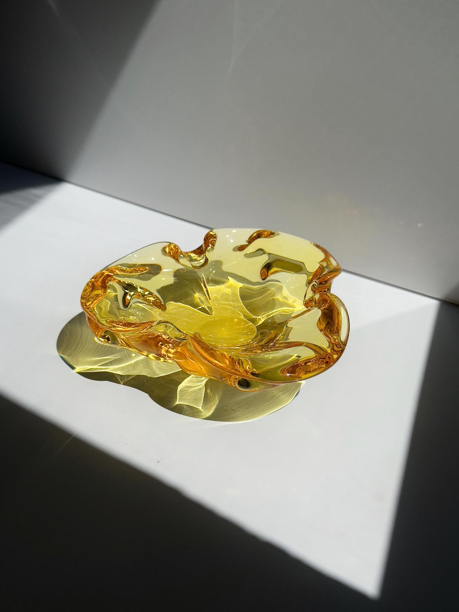 Vintage böhmischer Glas-Aschenbecher in Gelb, 1960er 4