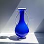 Vintage Henkelvase in Kobaltblau mit weißem Opalglas 0