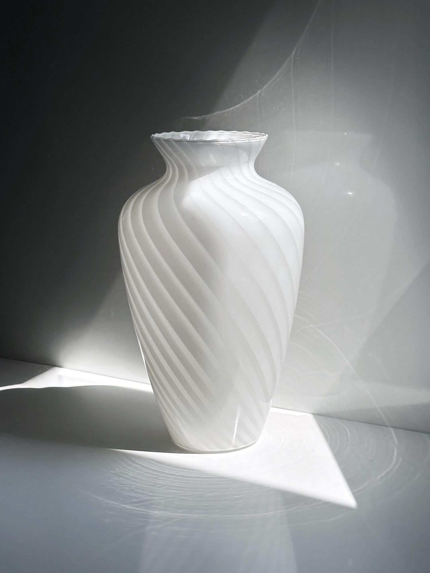 Große Murano Swirl Glasvase in Weiß und Rosa, Italien 1950er 0