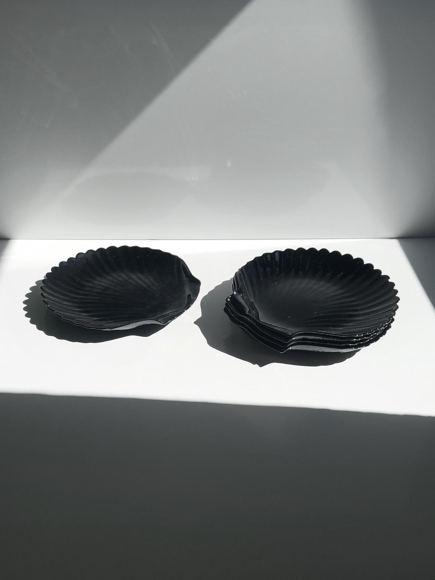 5 Arcoroc „Coquillage“ Muschelteller aus schwarzem Glas 4