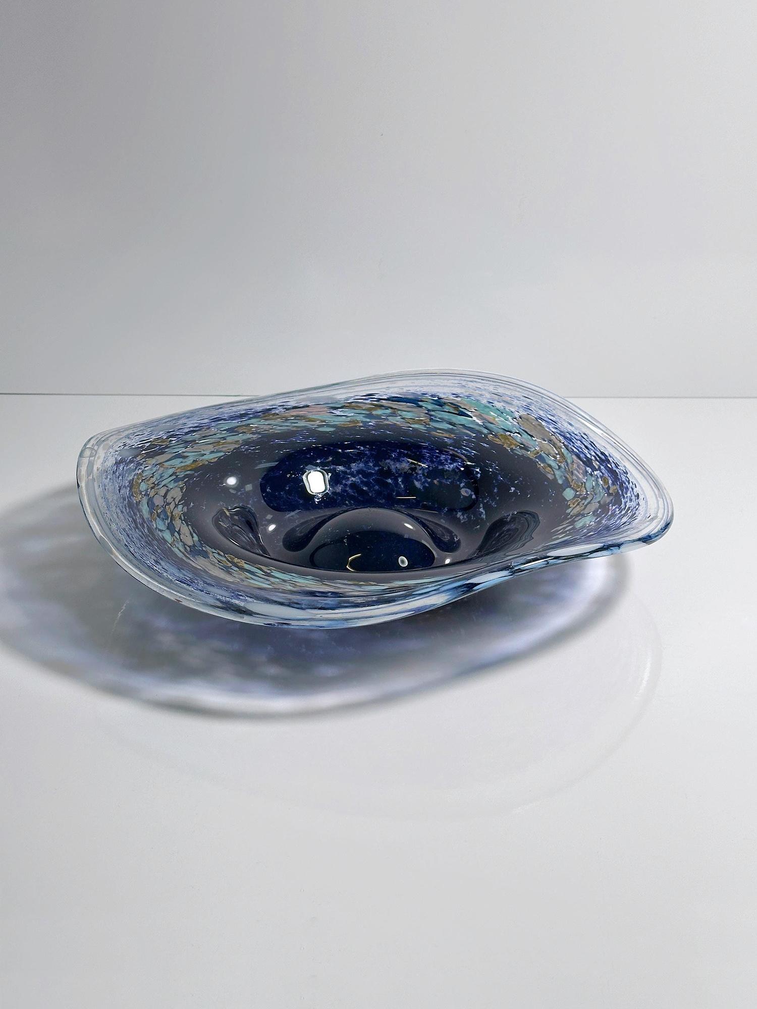 Vintage böhmische Glasschale mit blauem Swirl, 1980er 0