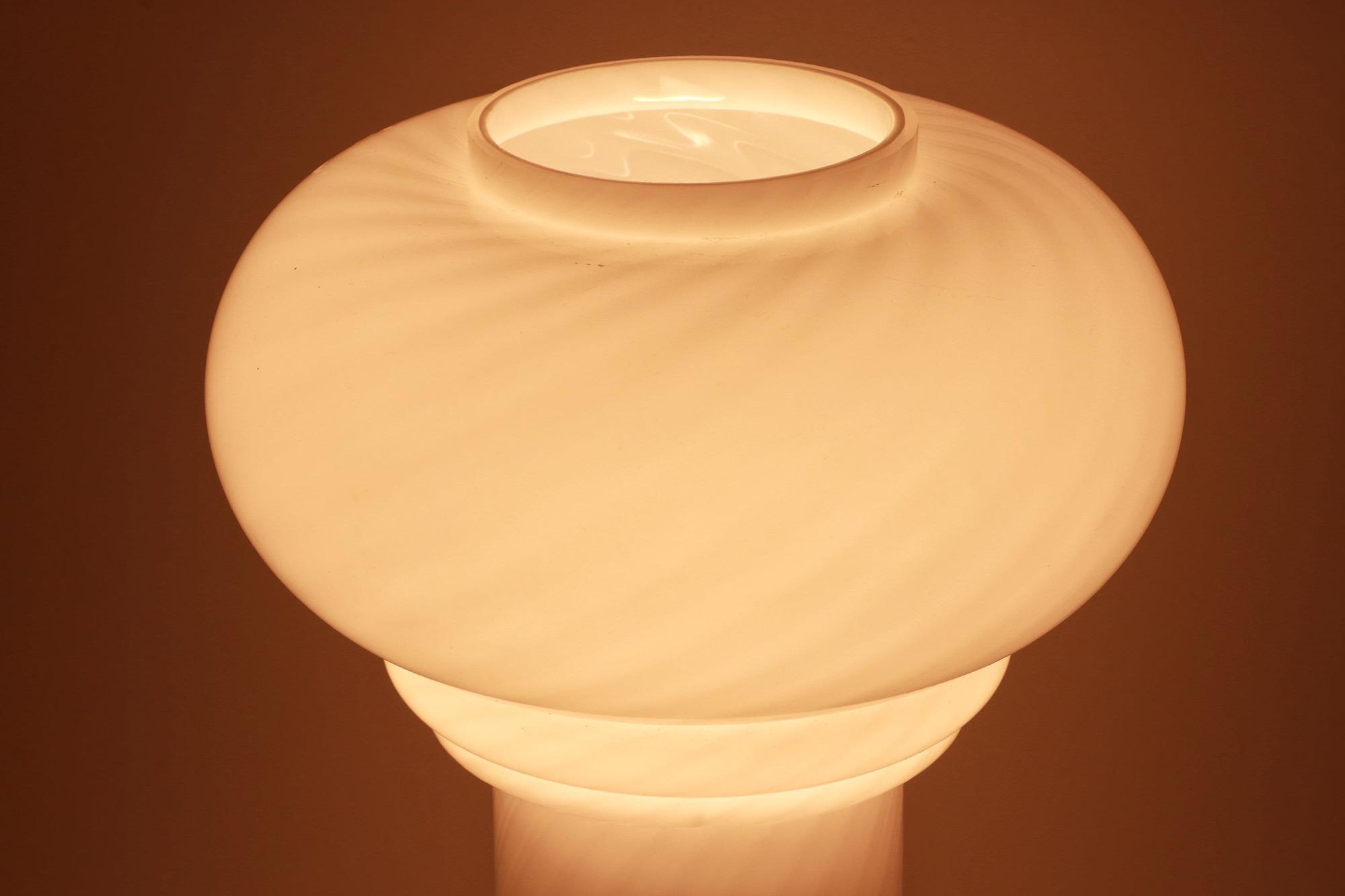 Vintage Murano Glas Pilzlampe mit Swirl 3