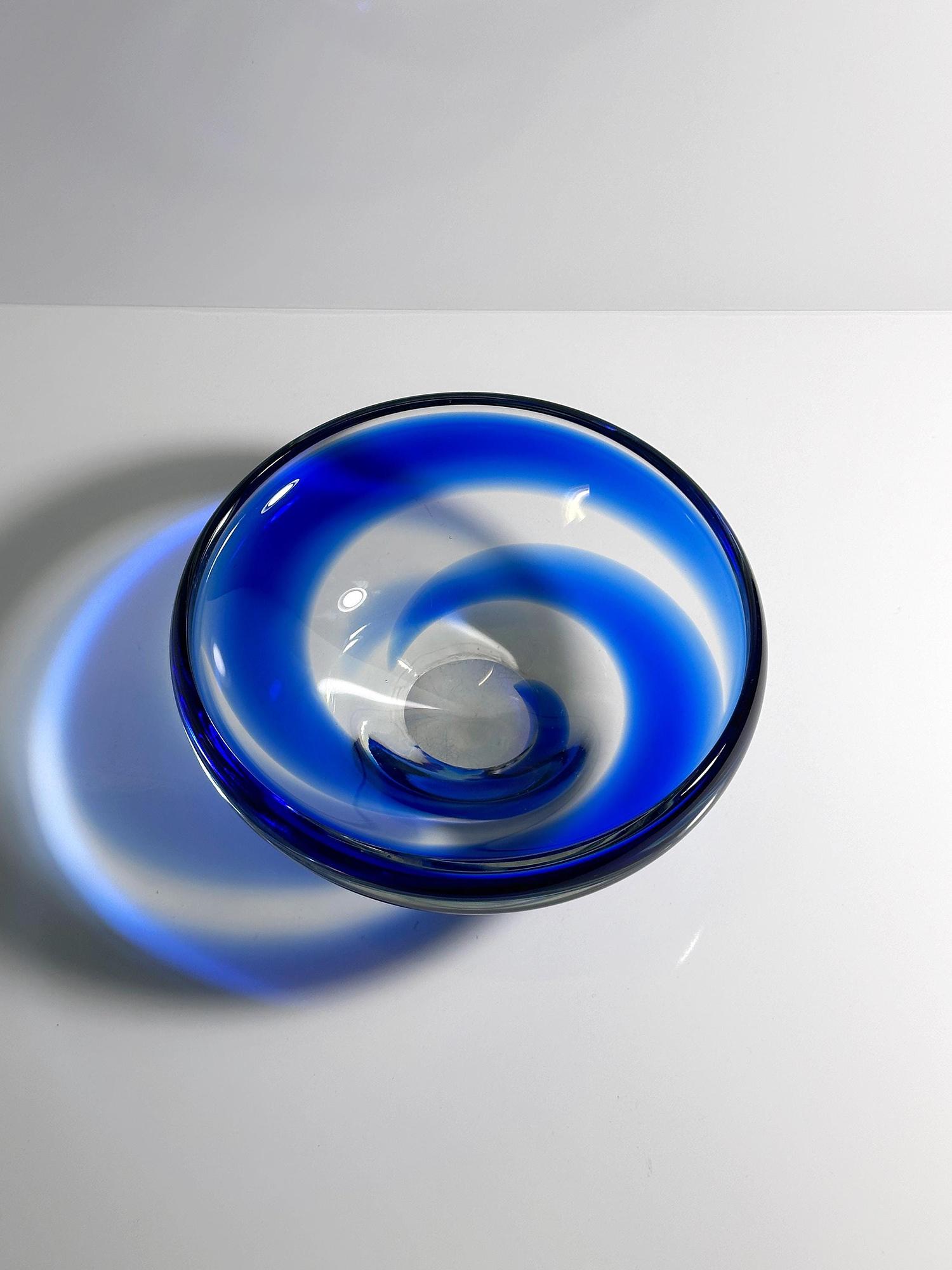 Vintage böhmische Glasschale in Kobaltblau mit Swirl 2