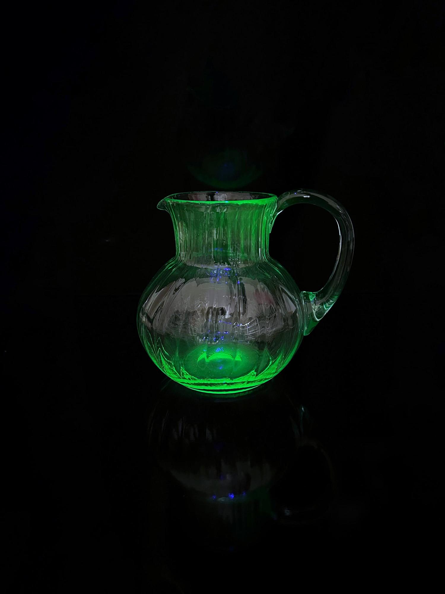 Vintage Glas-Karaffe in Mintgrün mit Swirl-Dekor 4