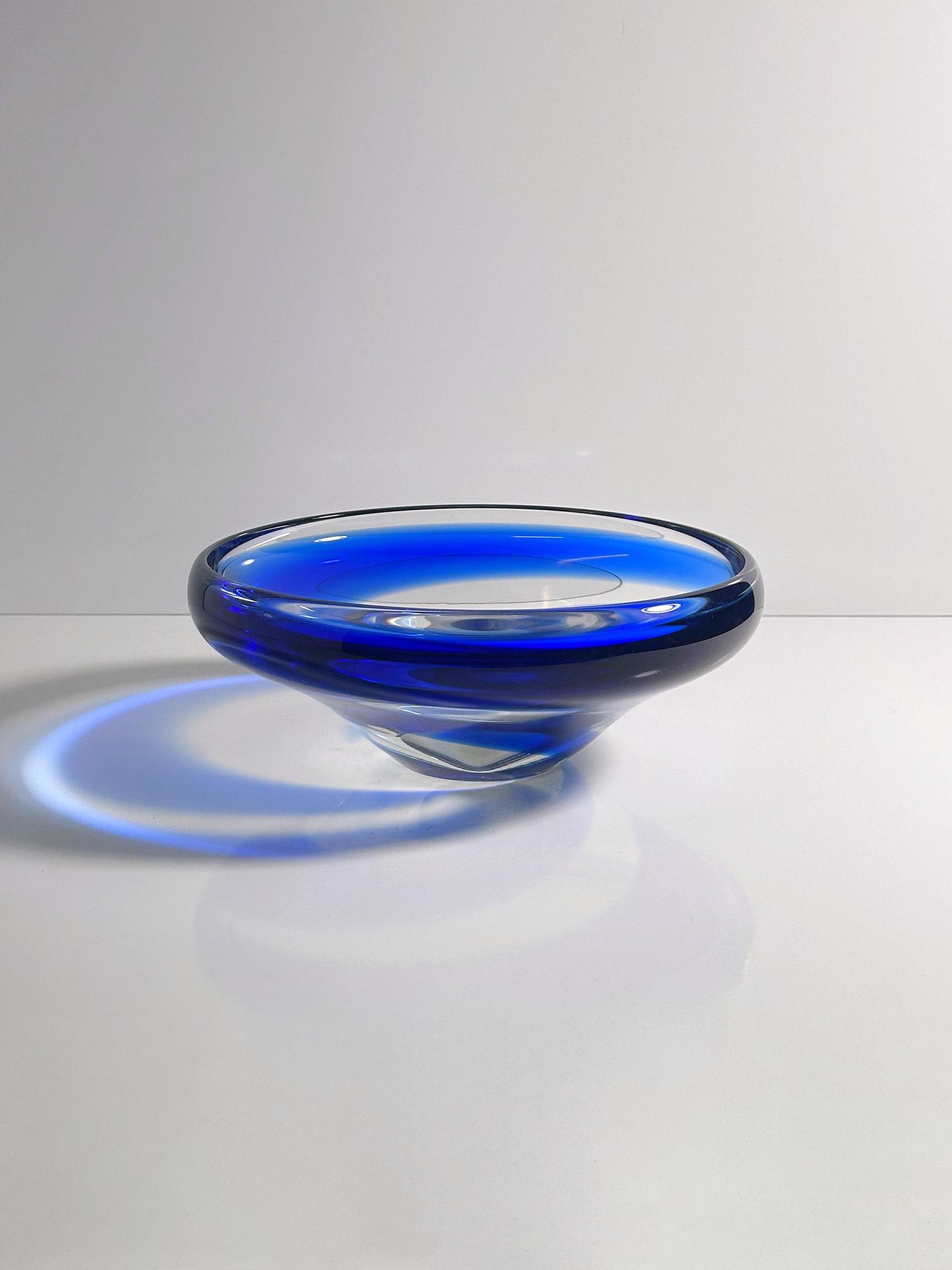 Vintage böhmische Glasschale in Kobaltblau mit Swirl 1