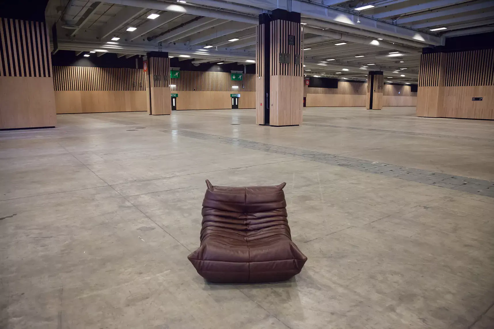 Togo armchair Pull-Up-Leather Chocolate Brown 2