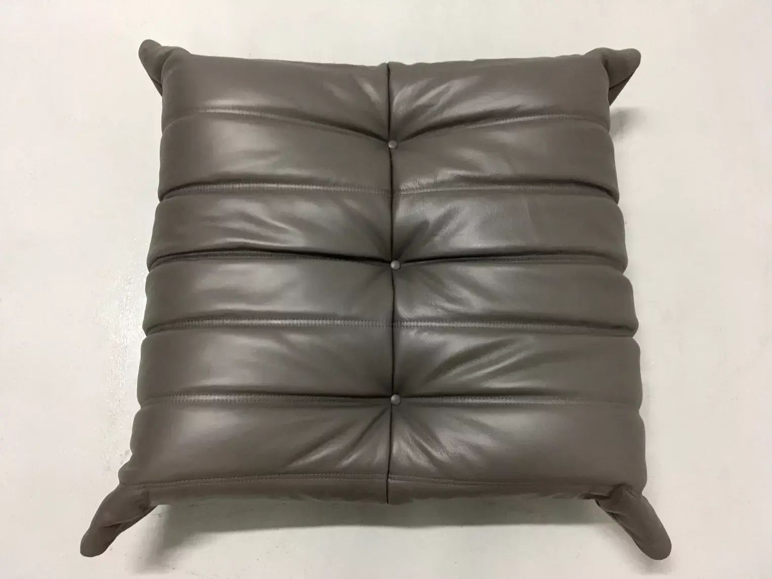 Togo Ottoman Leder Grau 1