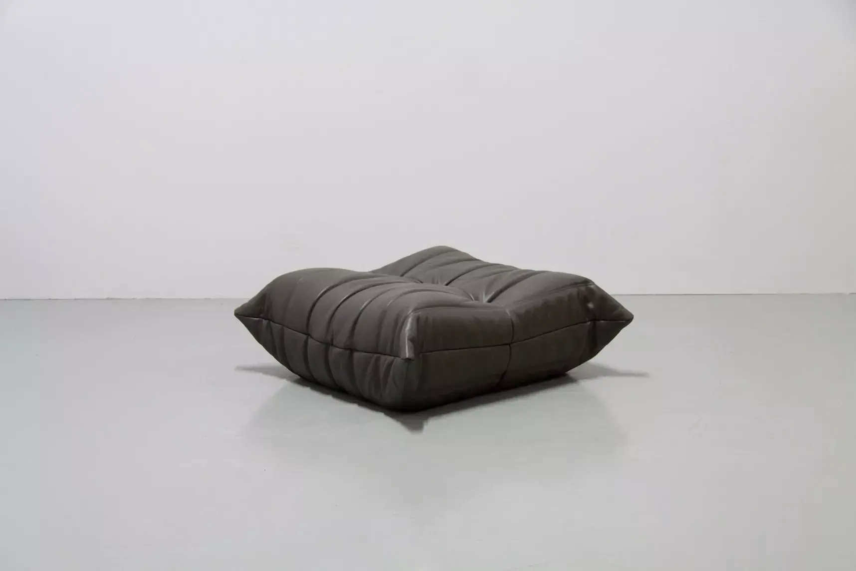 Togo Ottoman Leder Grau 2