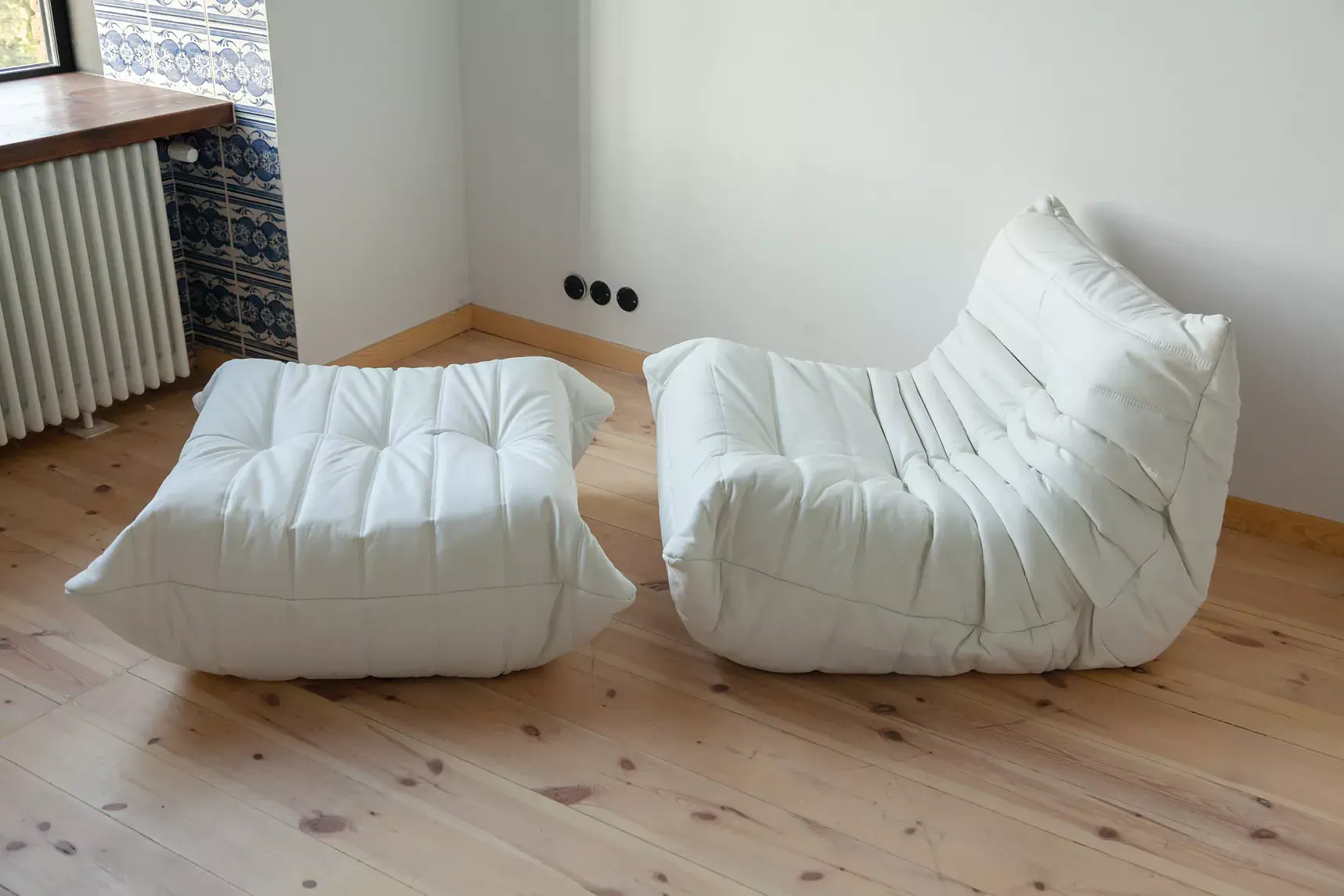 Togo armchair and ottoman set Madras leather White 1