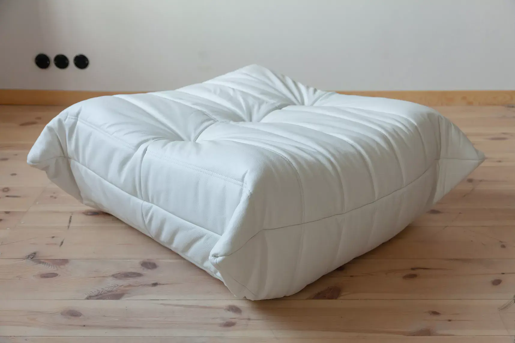 Togo armchair and ottoman set Madras leather White 5