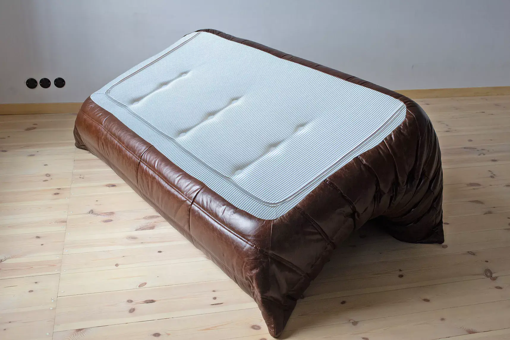 Togo Sofa 3-seater High-gloss leather Dark brown 5