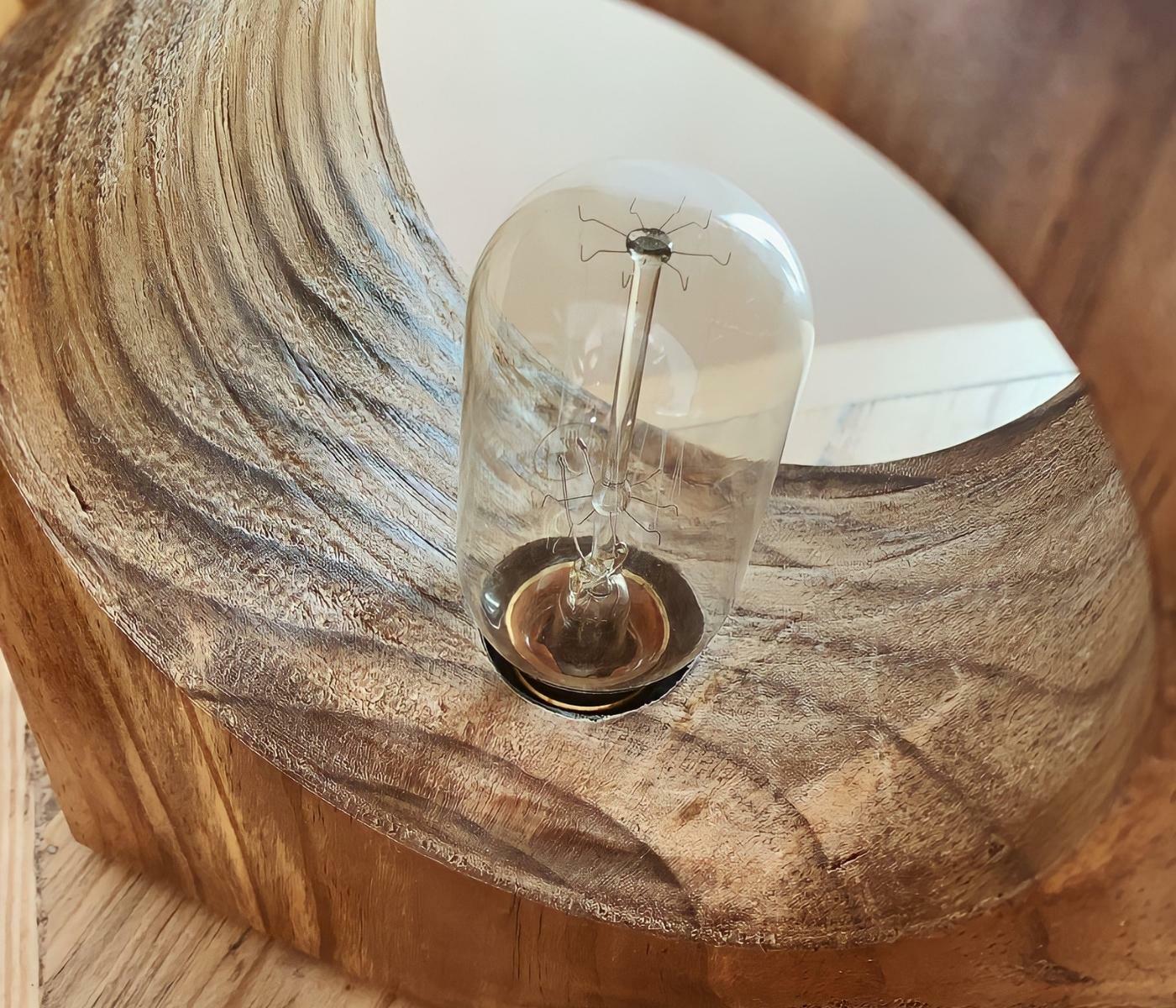 Tischlampe aus Recycling-Holz 4