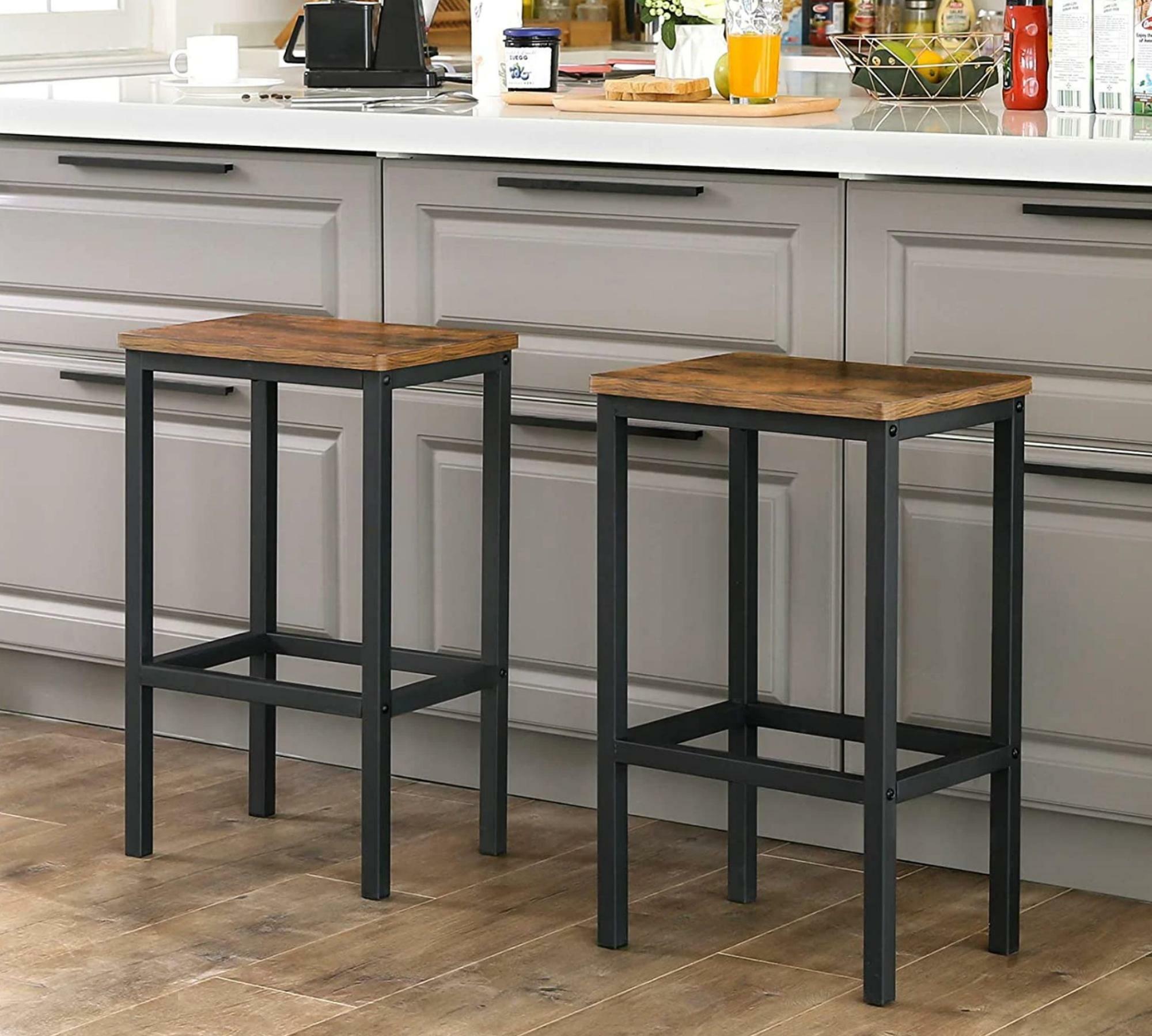 2x Bar stools in rustic look with black legs 1