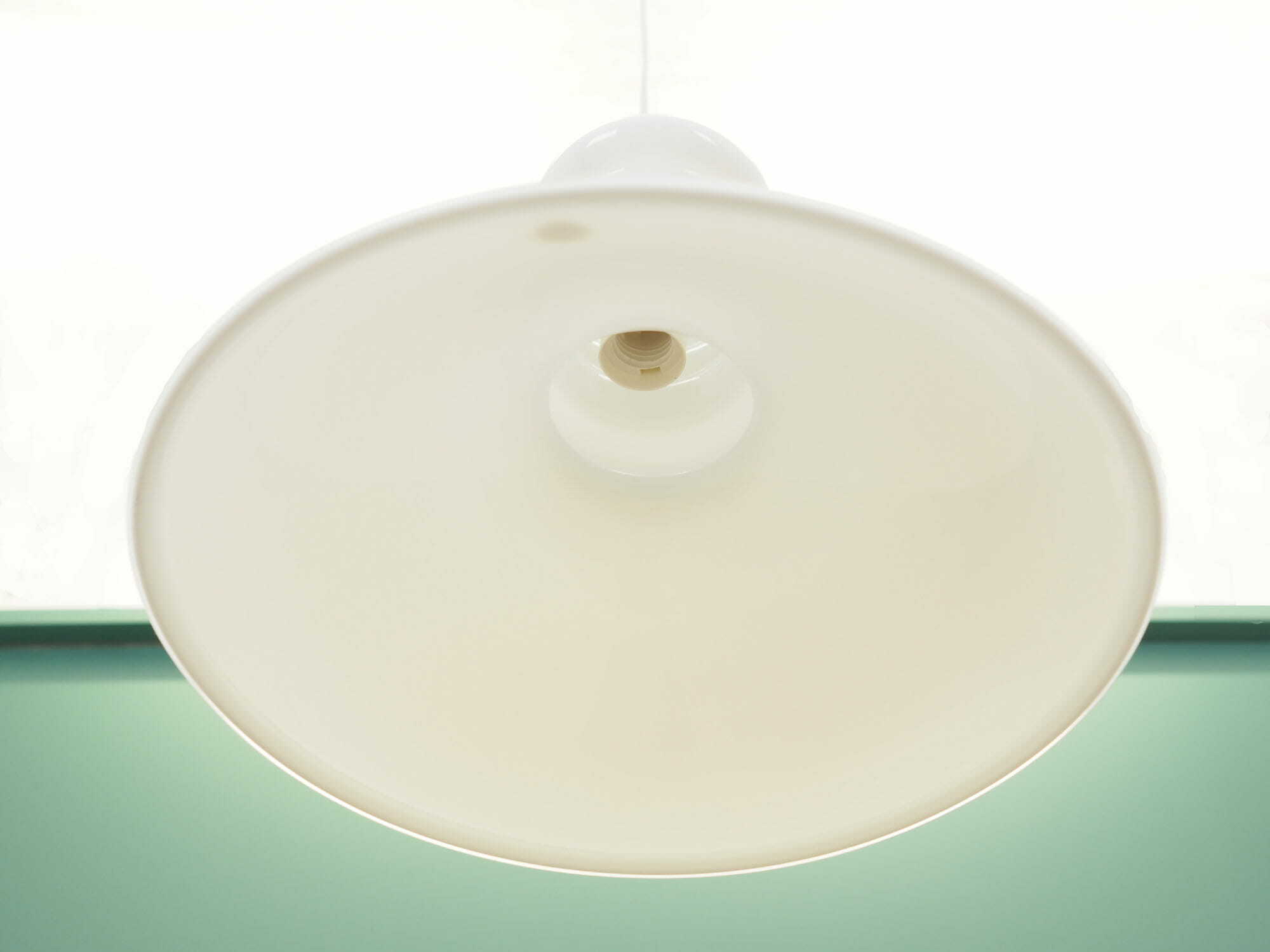 Lampada a sospensione vintage in vetro bianco anni '70 5