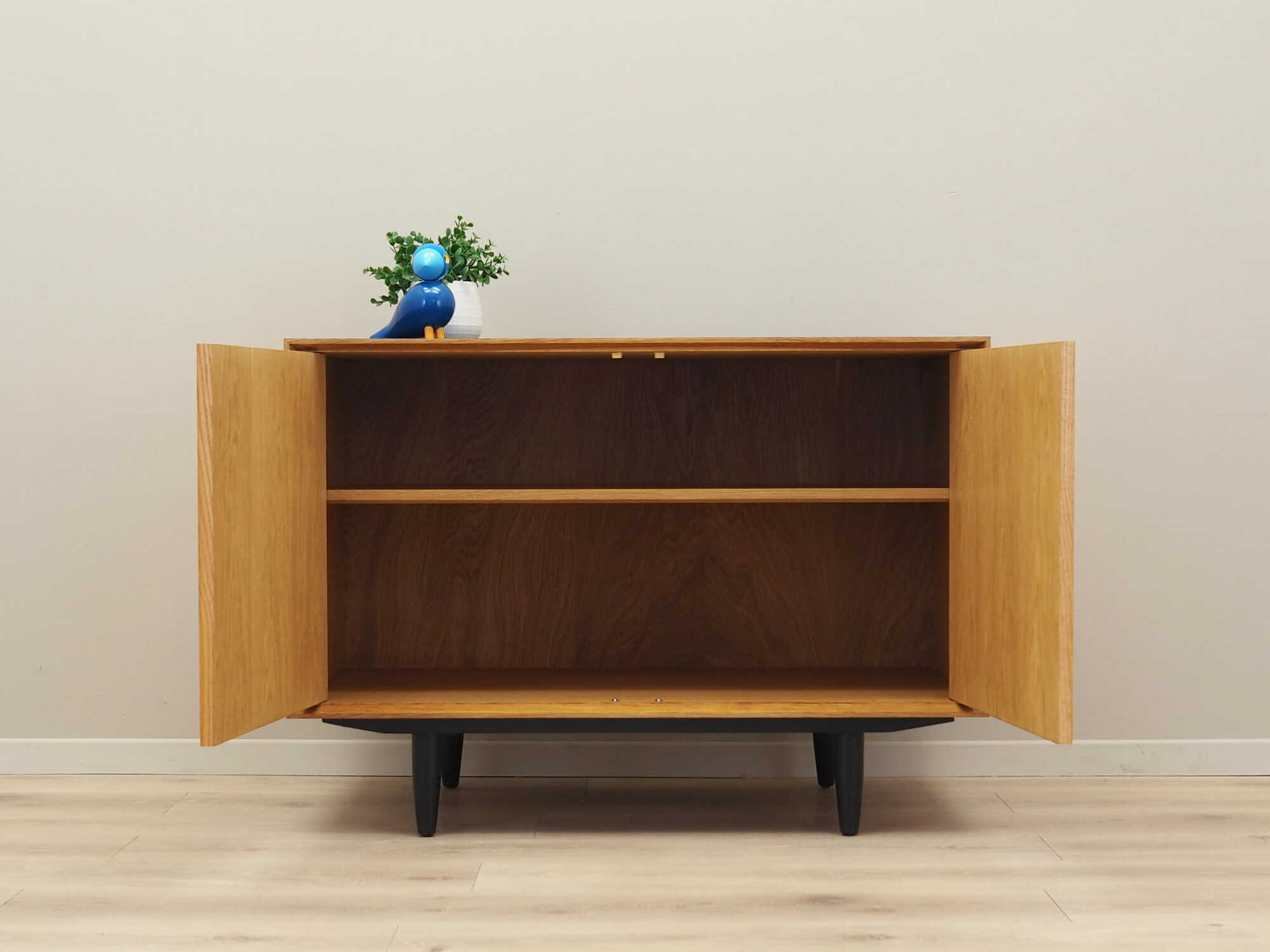 Armadio vintage in legno beige anni '70 2