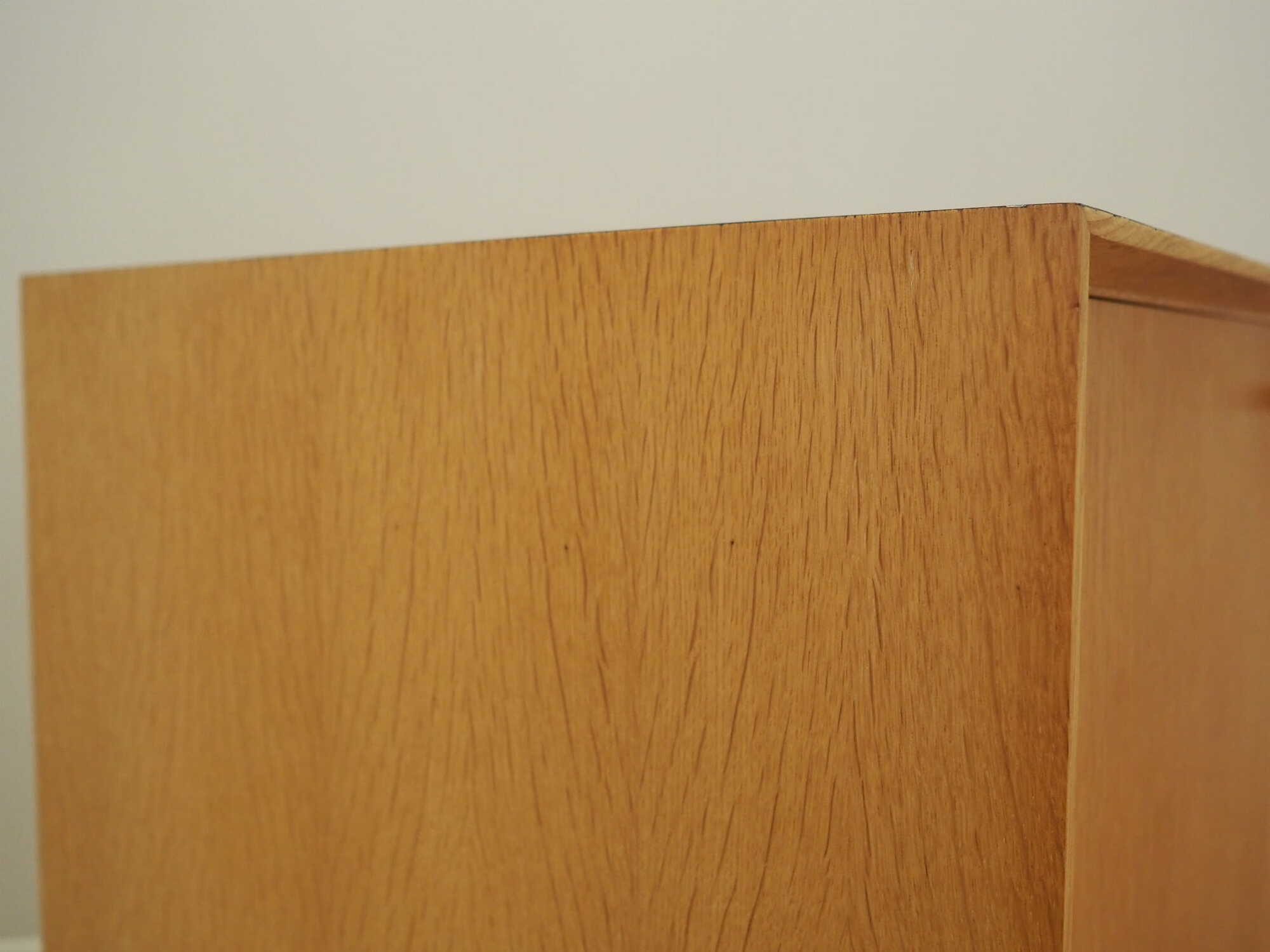 Armadio vintage in legno beige anni '70 8