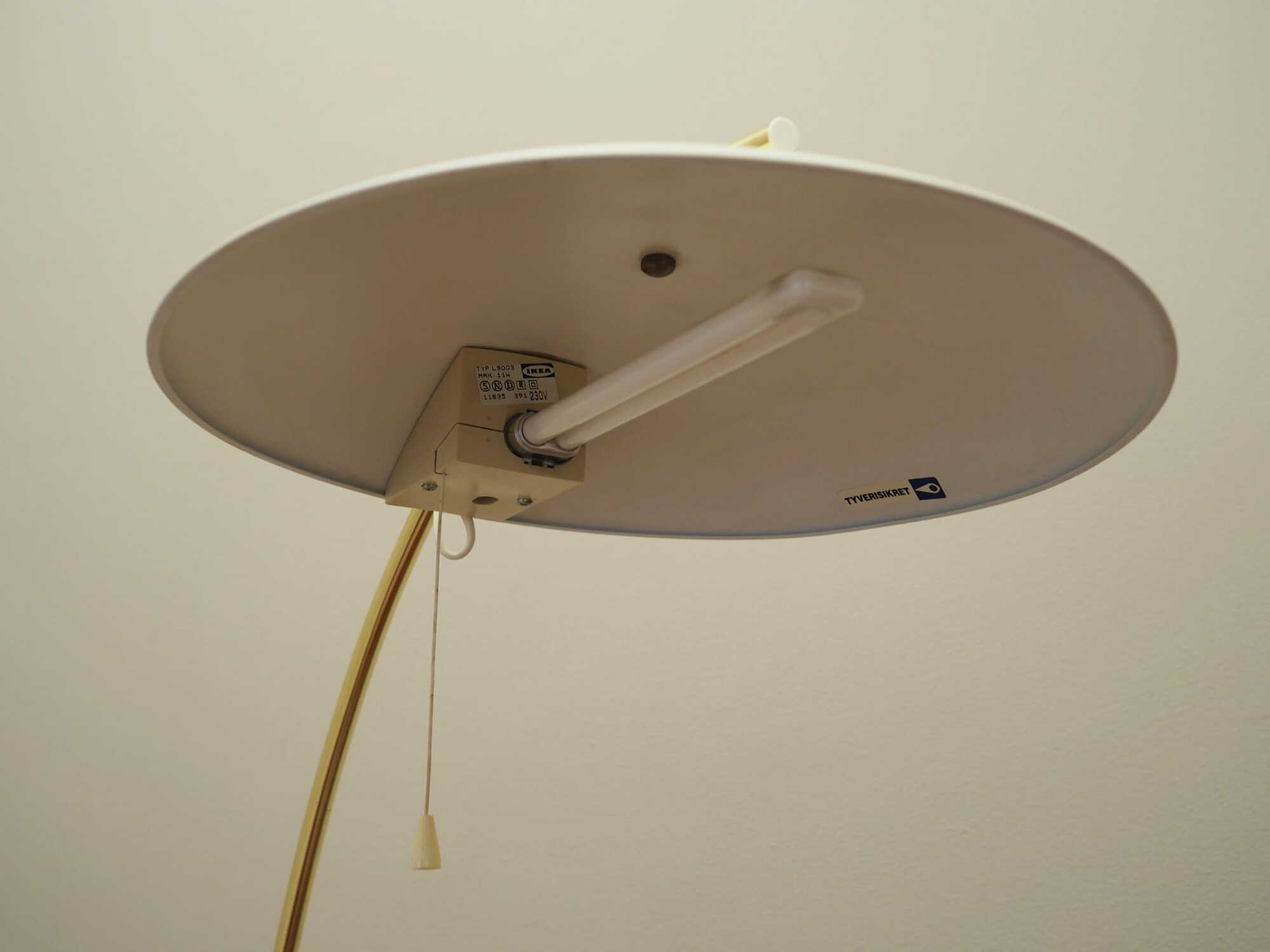 Table lamp metal white 1980s 8