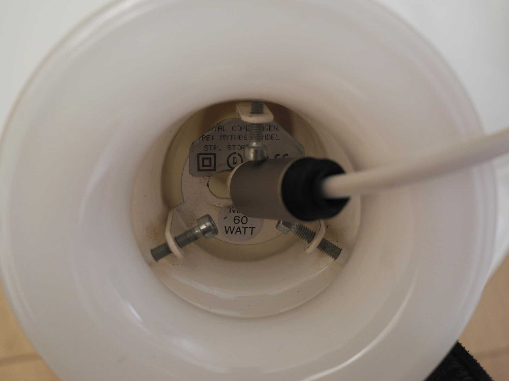 Lampada a sospensione in vetro bianco anni '70 7