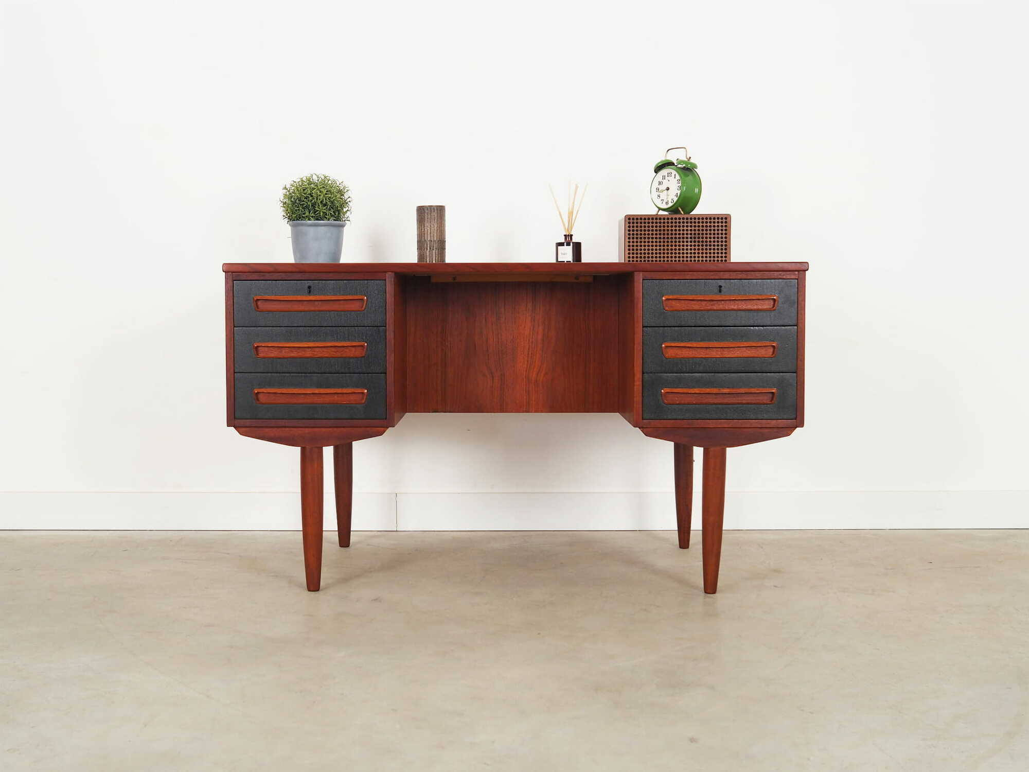 Vintage Schreibtisch Teakholz Braun 1970er Jahre 1