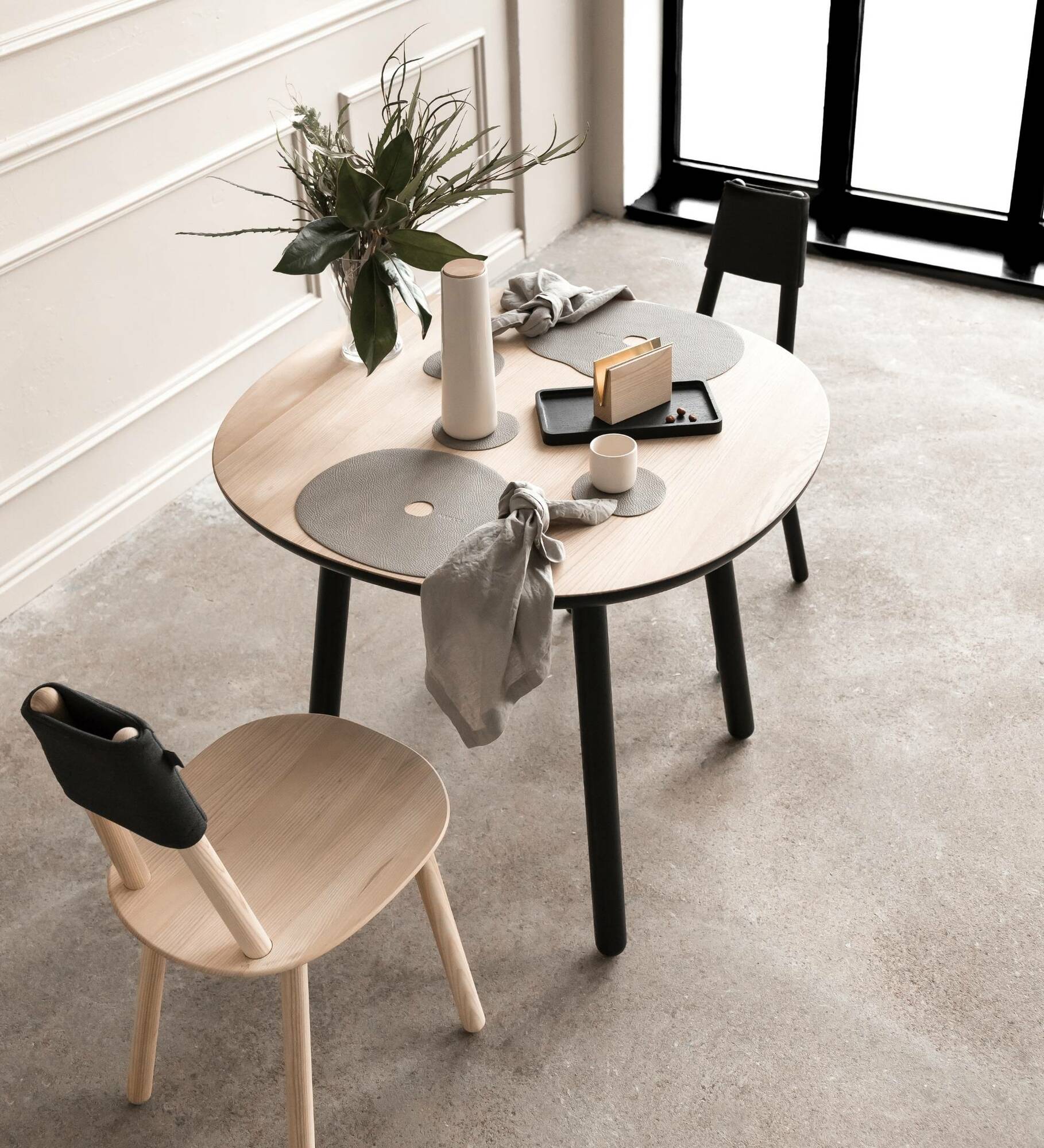 Naïve Dining Table Ash Wood Solid Black 0