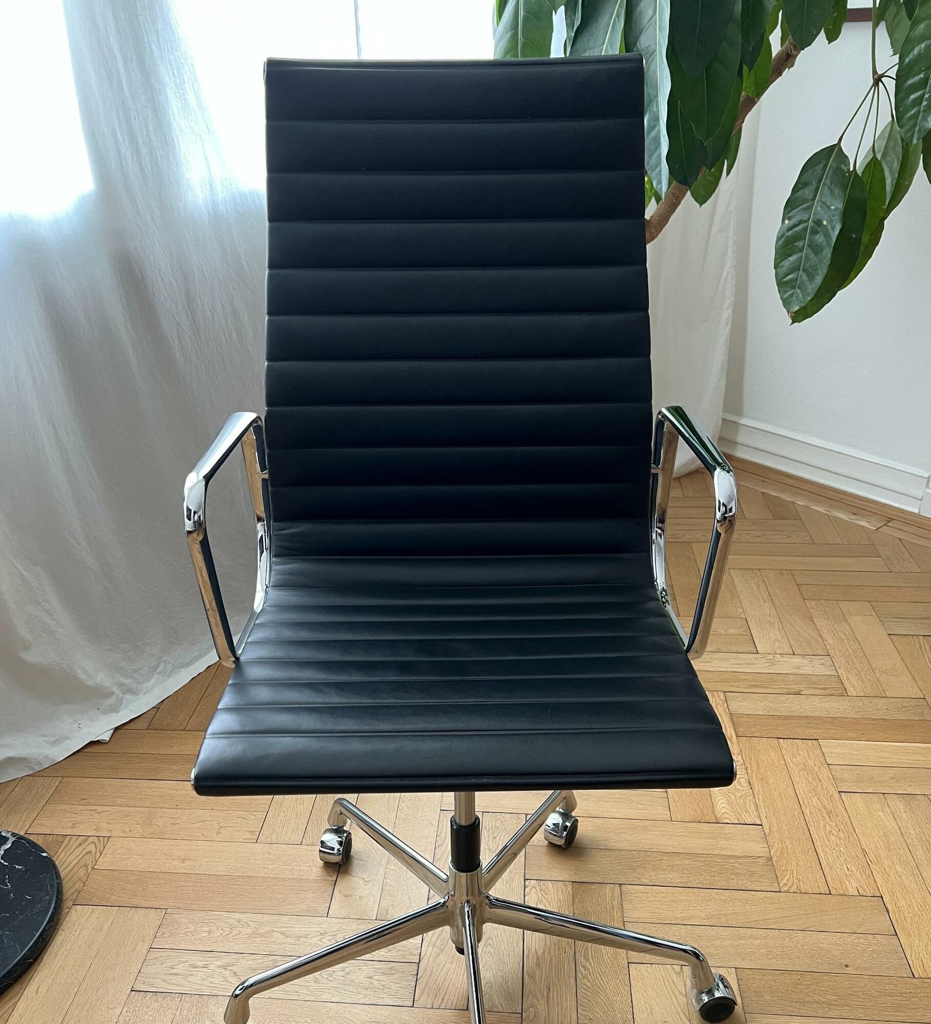 Eames Aluminium Chair EA 119 Leder Höhenverstellbar 3