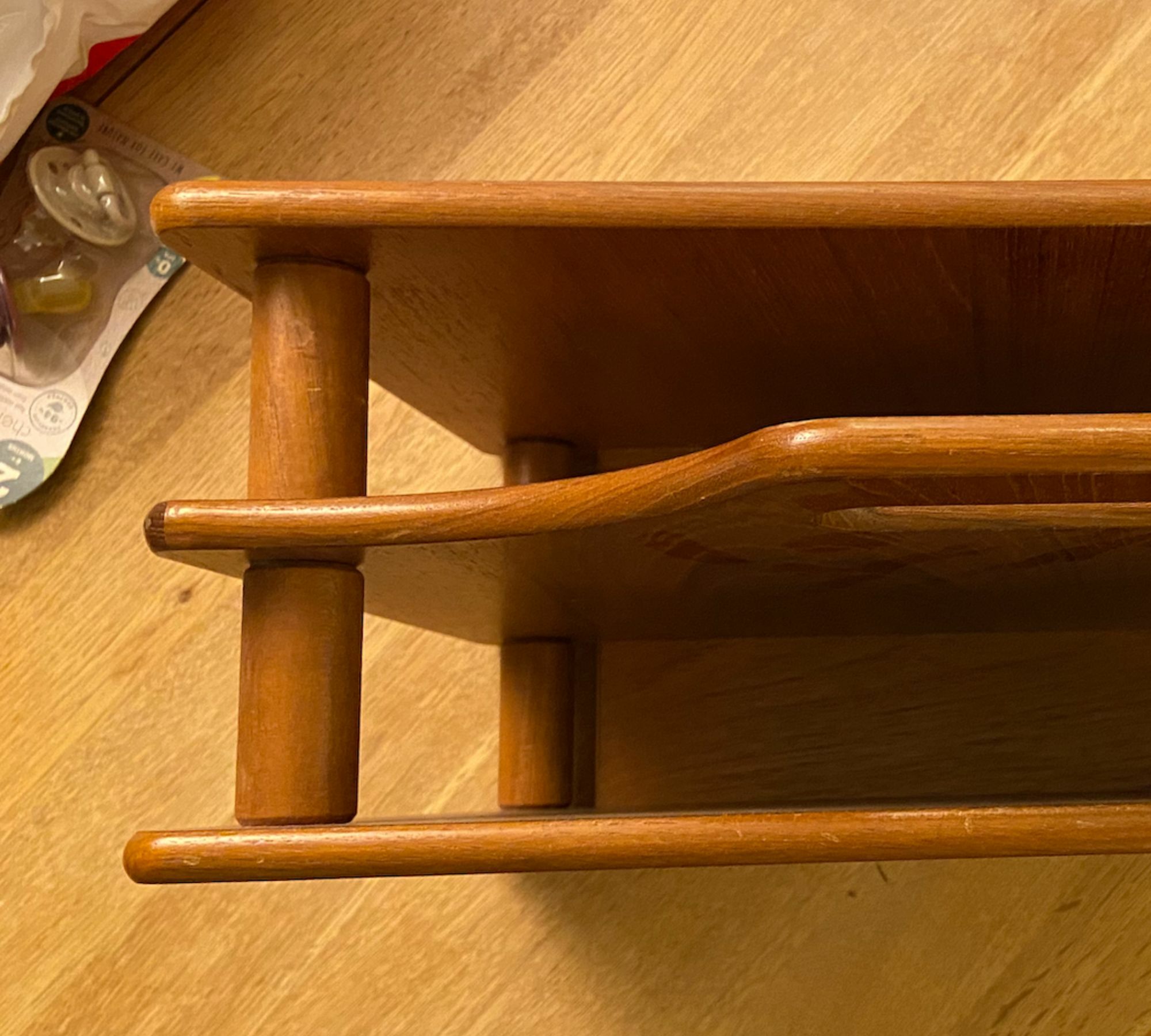 Mid-Century Zeitungsständer aus Holz 2