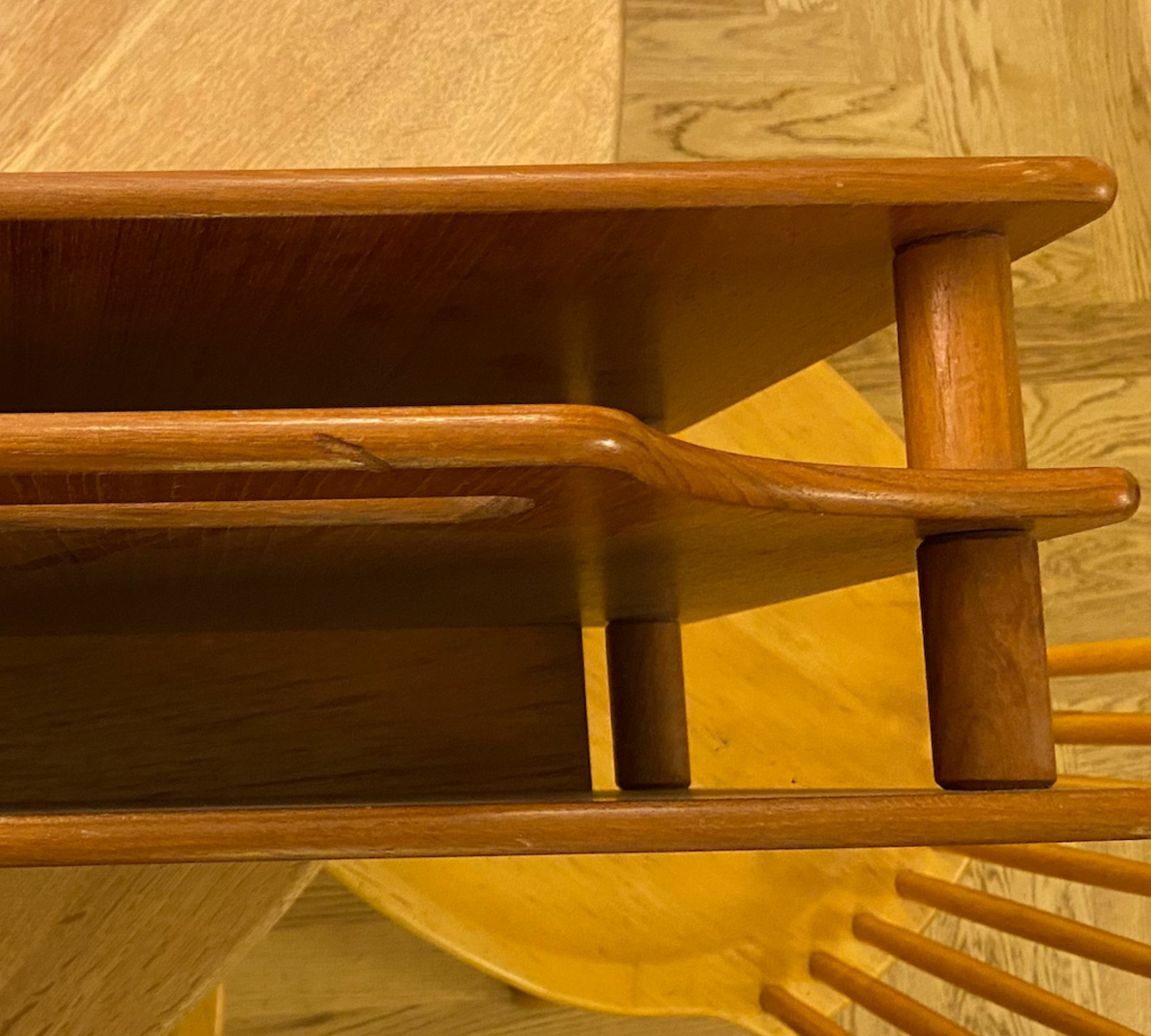 Mid-Century Zeitungsständer aus Holz 3